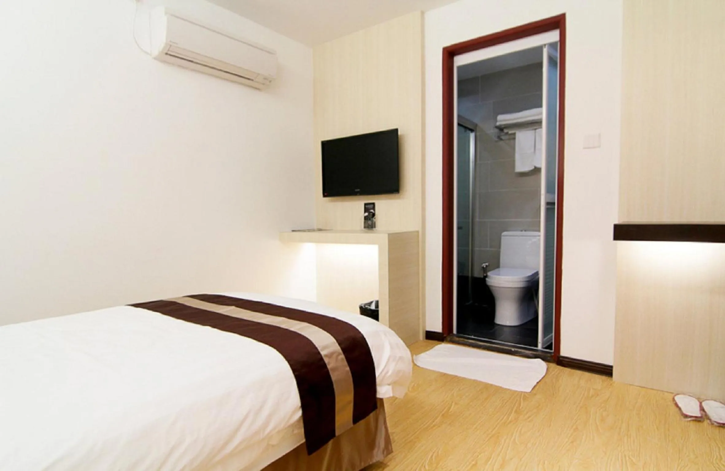 Bedroom, Bed in Kingsley Hotel