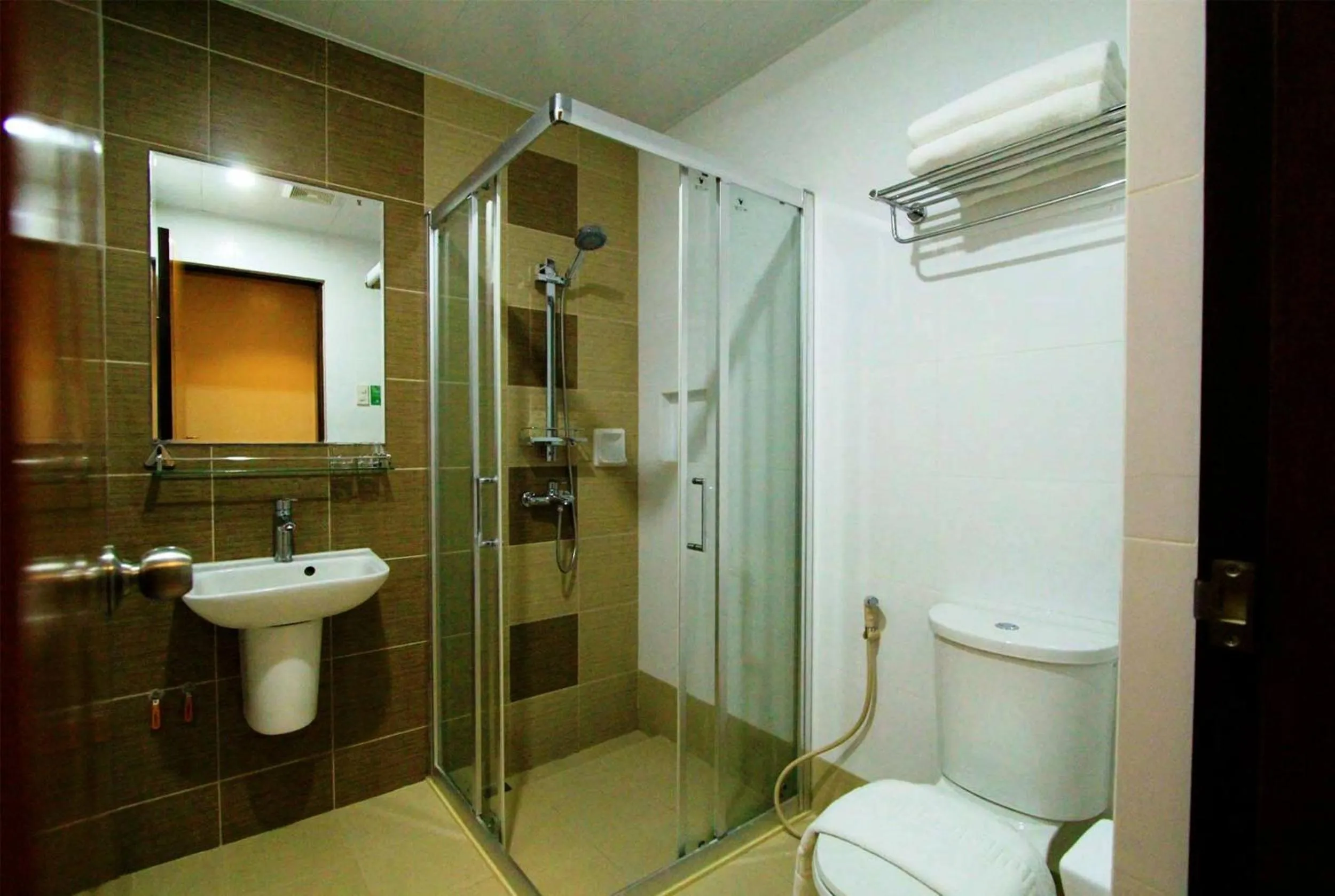 Shower in Coron Soleil Express Hotel