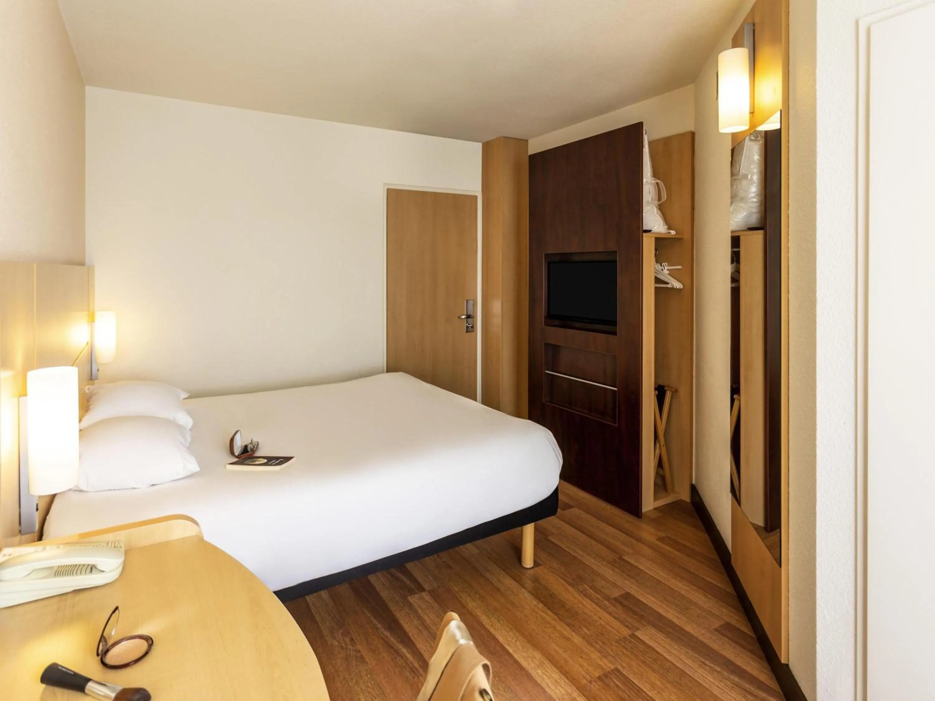 Bedroom, Bed in ibis Antwerpen Centrum