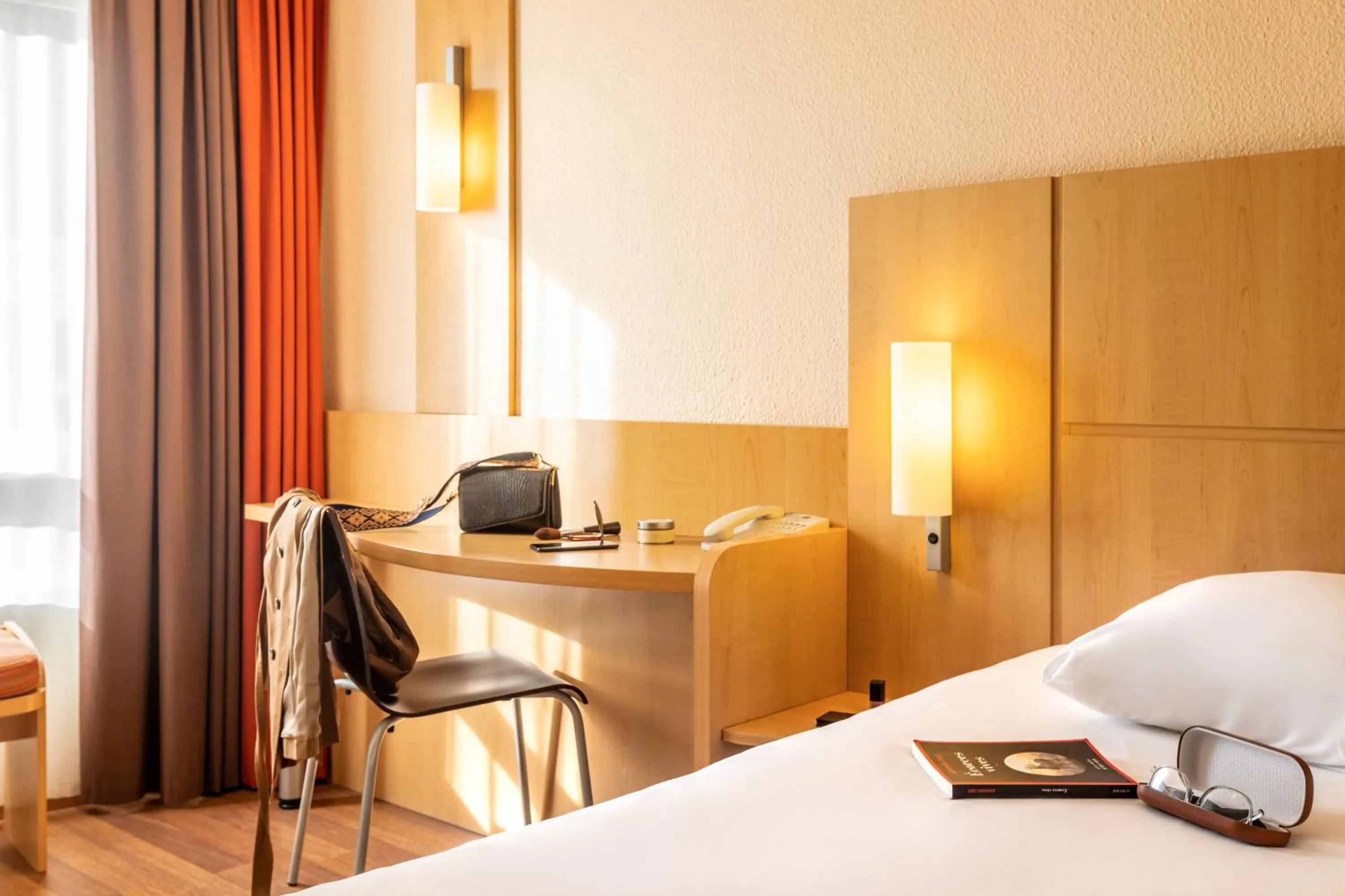 Bedroom, Bed in ibis Antwerpen Centrum