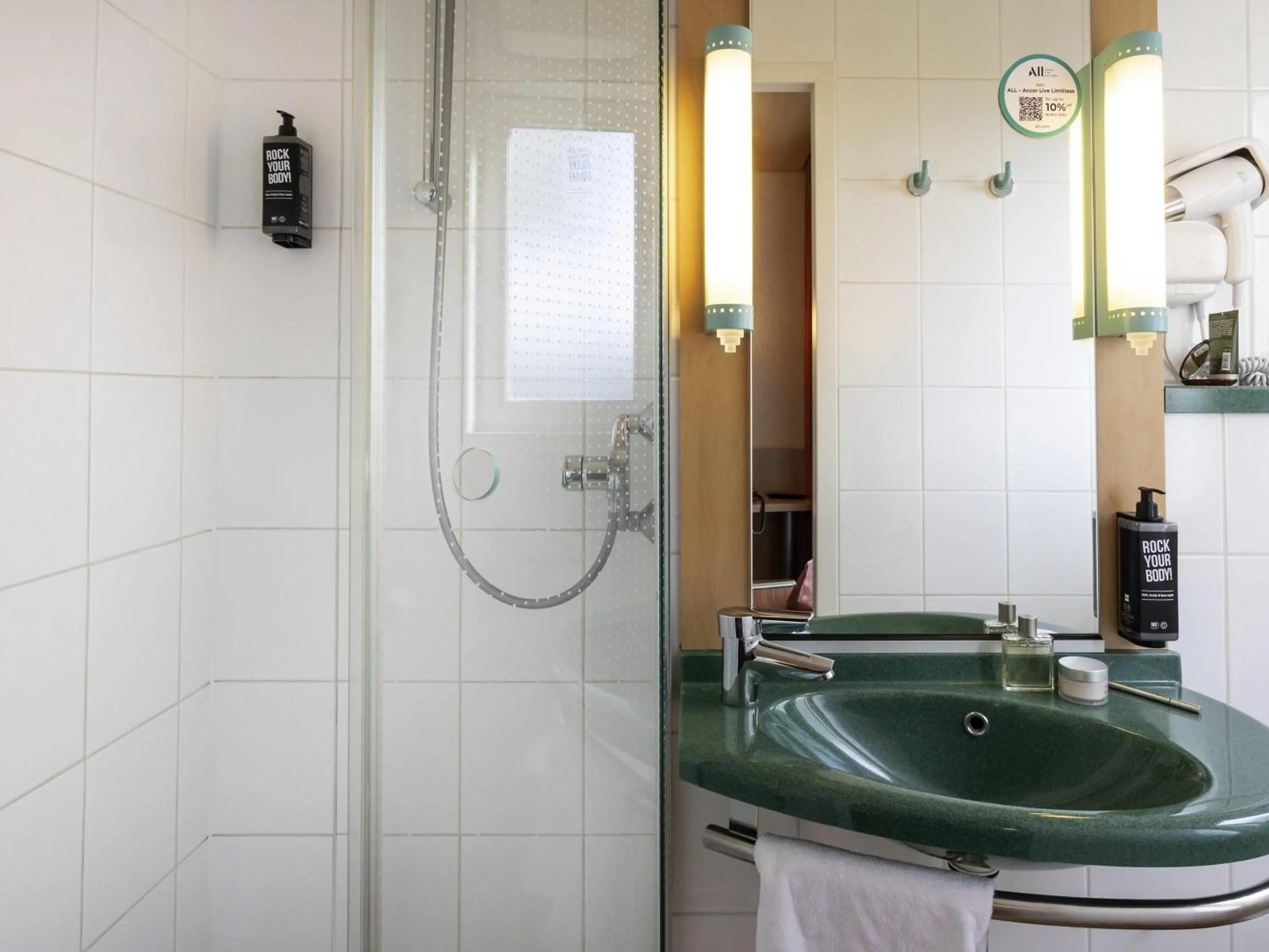 Bedroom in ibis Antwerpen Centrum