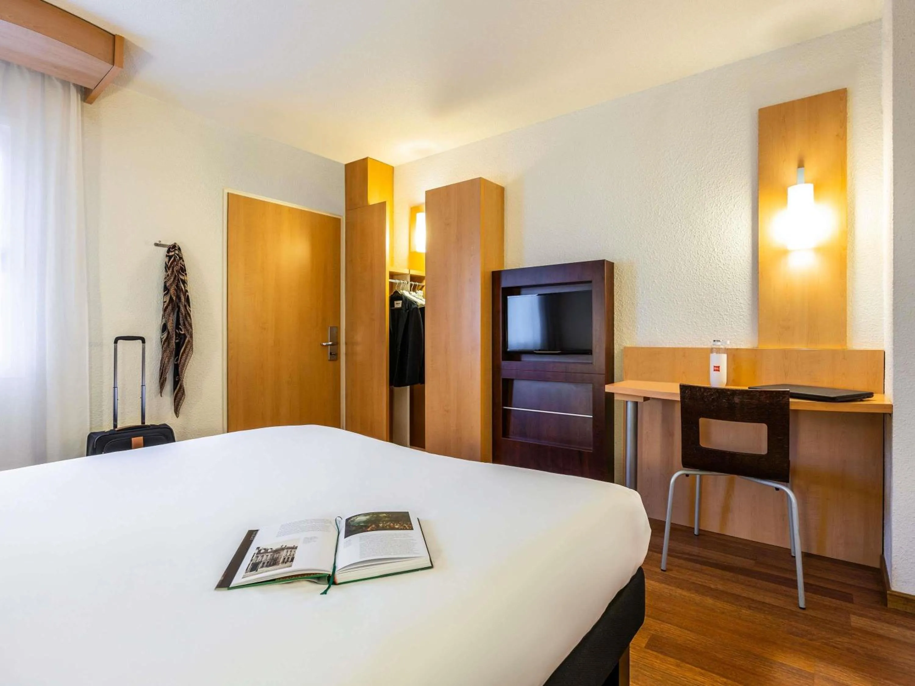 Bedroom, Bed in ibis Antwerpen Centrum