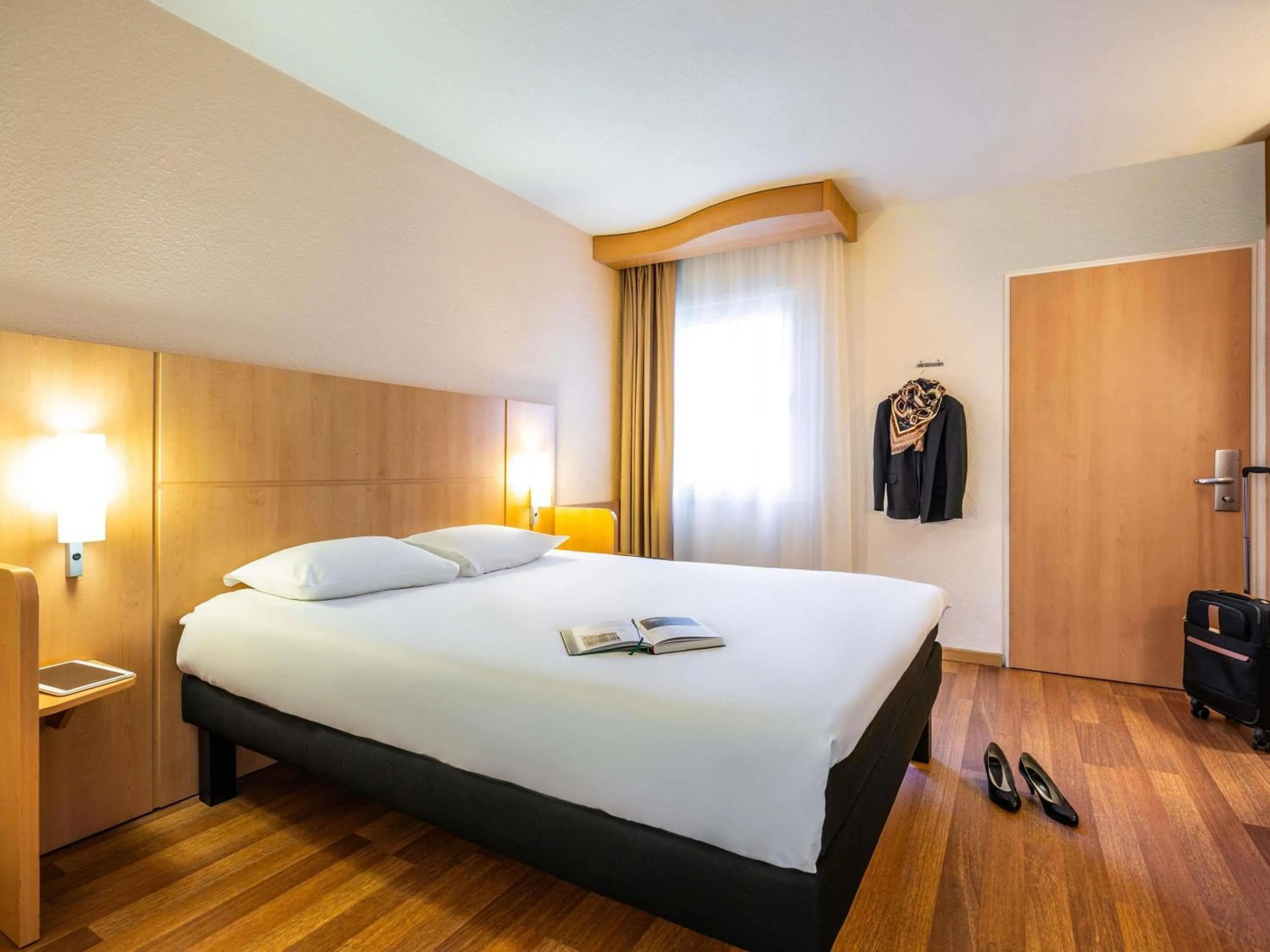 Bedroom, Bed in ibis Antwerpen Centrum