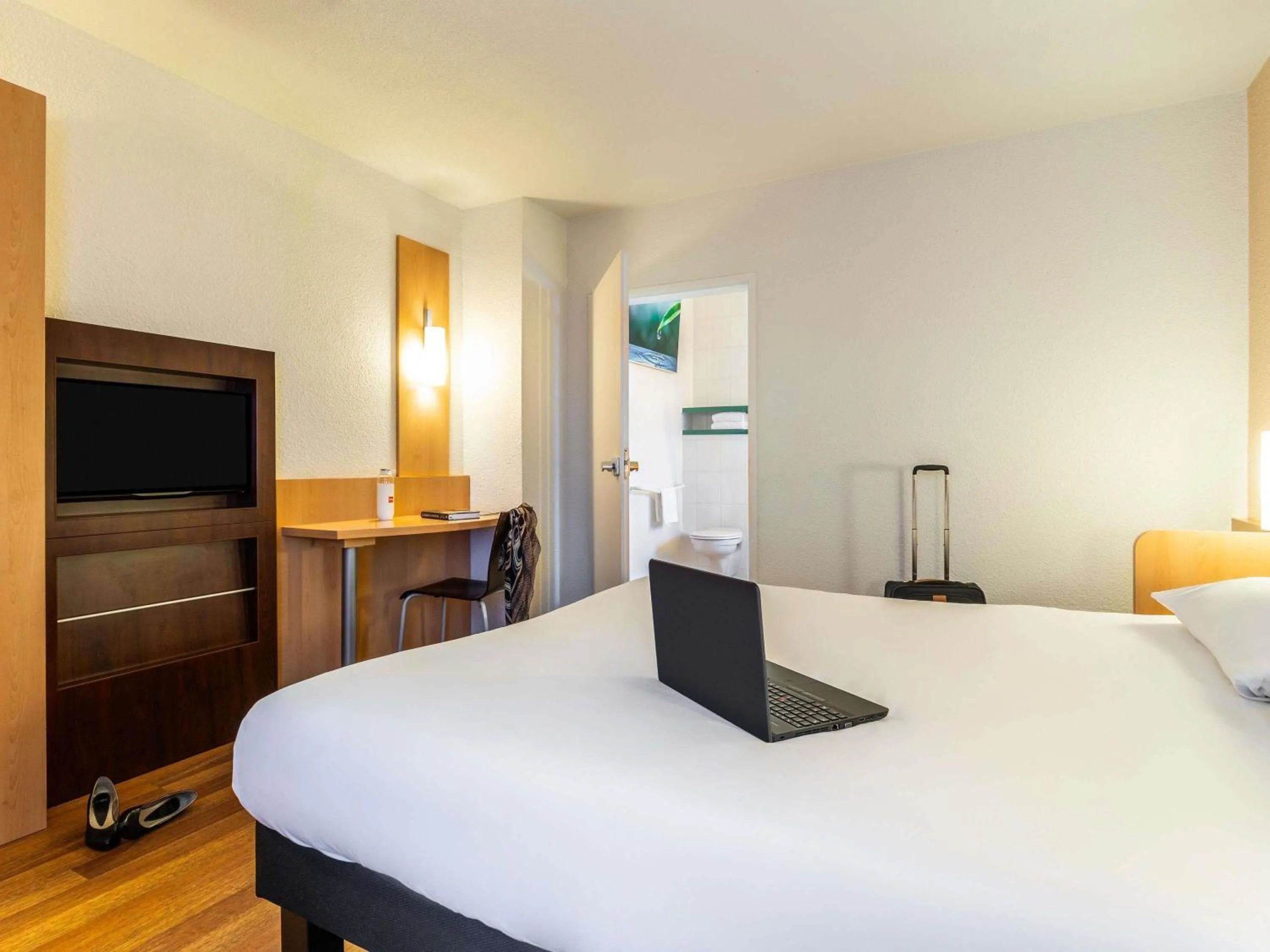 Bedroom, Bed in ibis Antwerpen Centrum