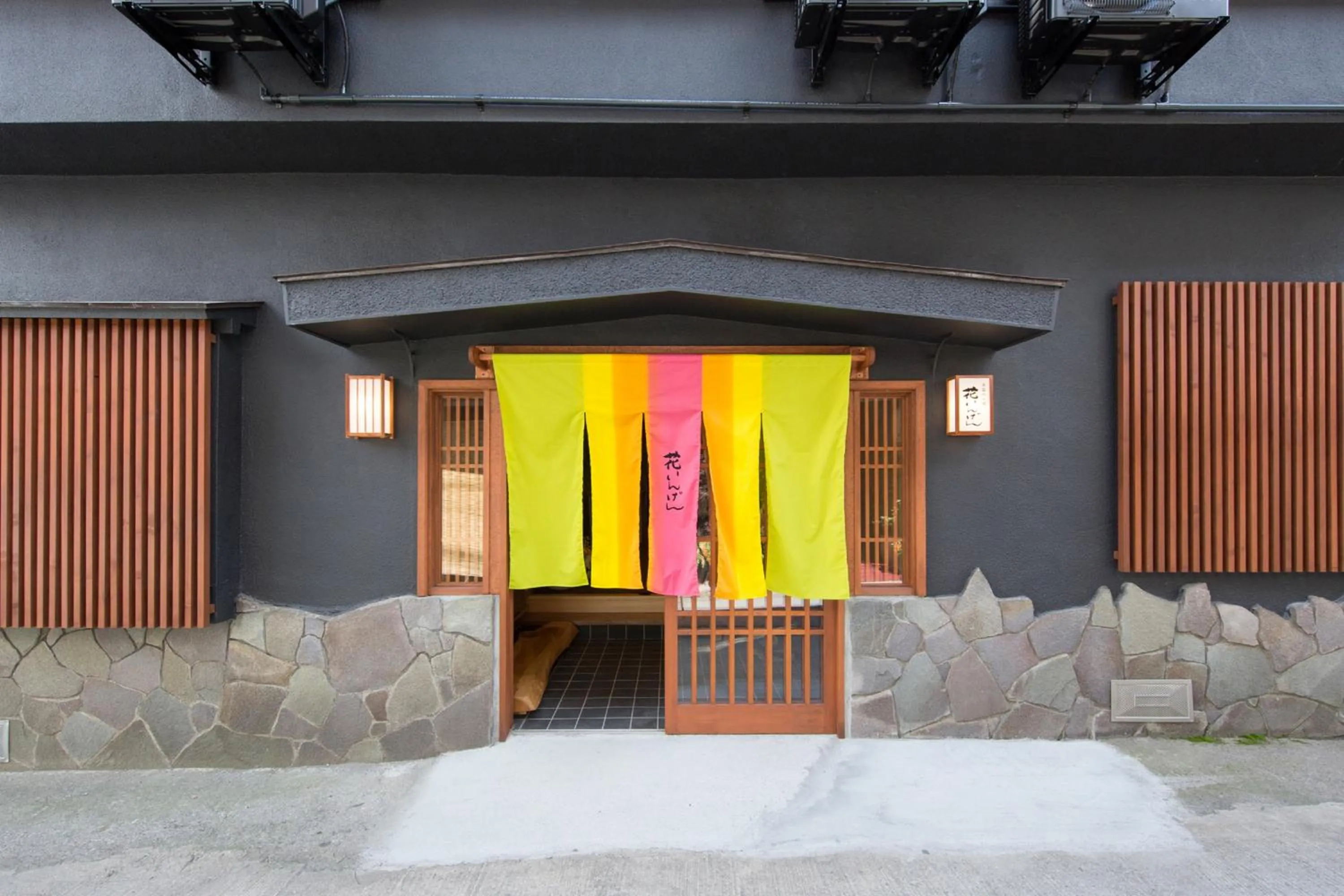 Facade/entrance in Hanaingen