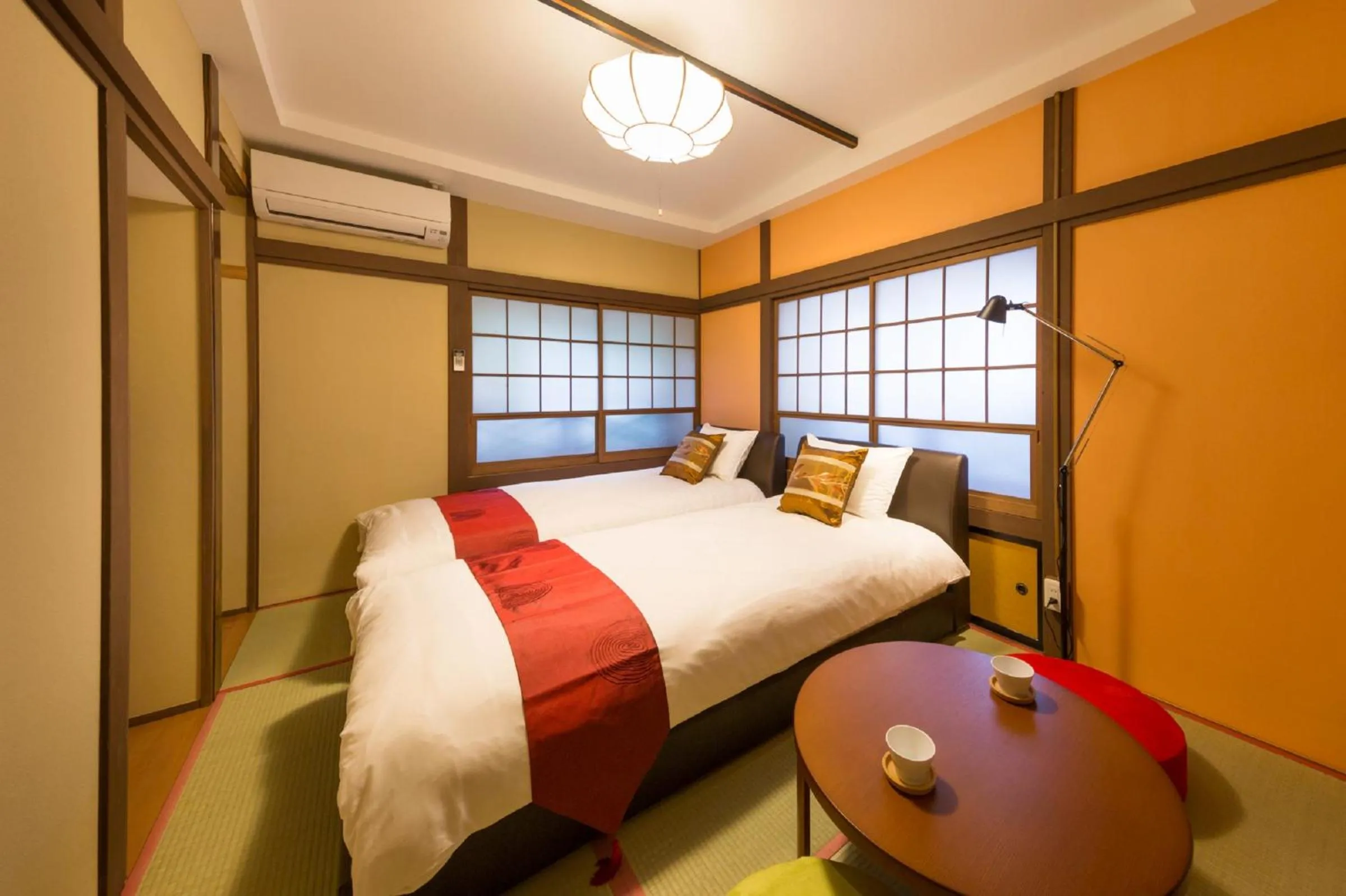 Photo of the whole room, Bed in Hanaingen