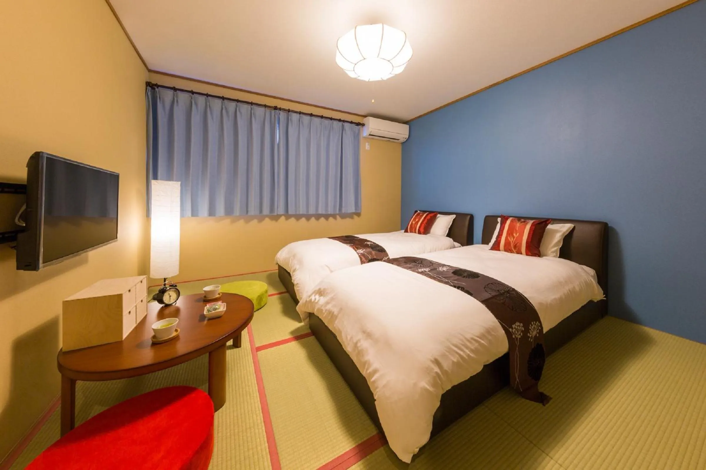 Photo of the whole room, Bed in Hanaingen