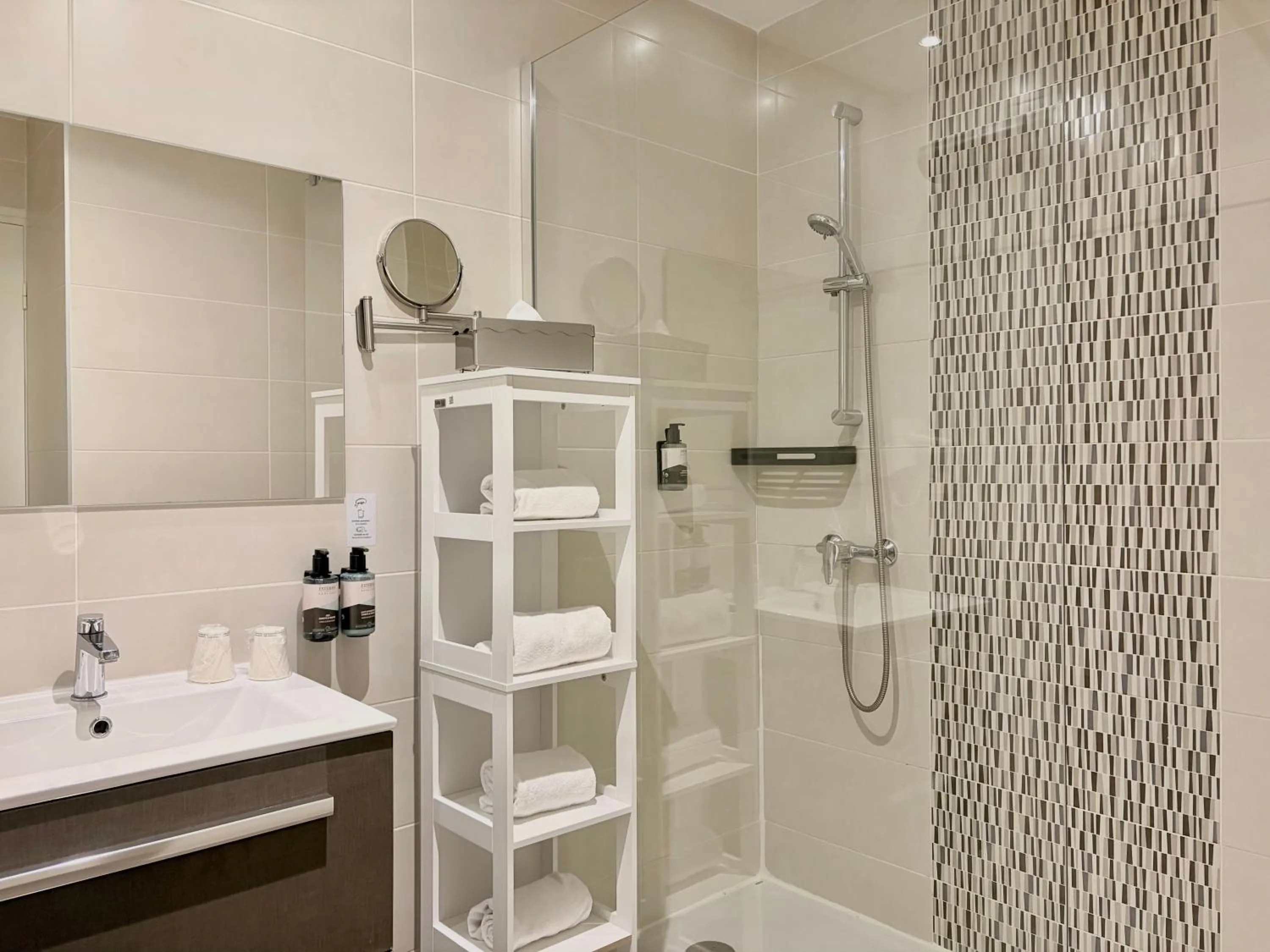 Shower in Le Prose Hôtel