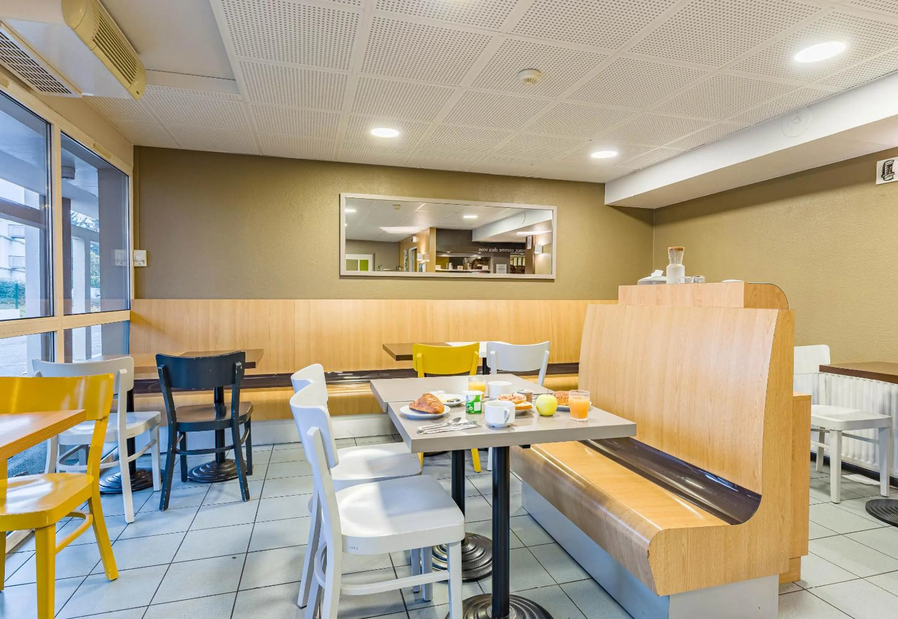 Restaurant/places to eat in B&B HOTEL Tours Nord 1 Val de Loire