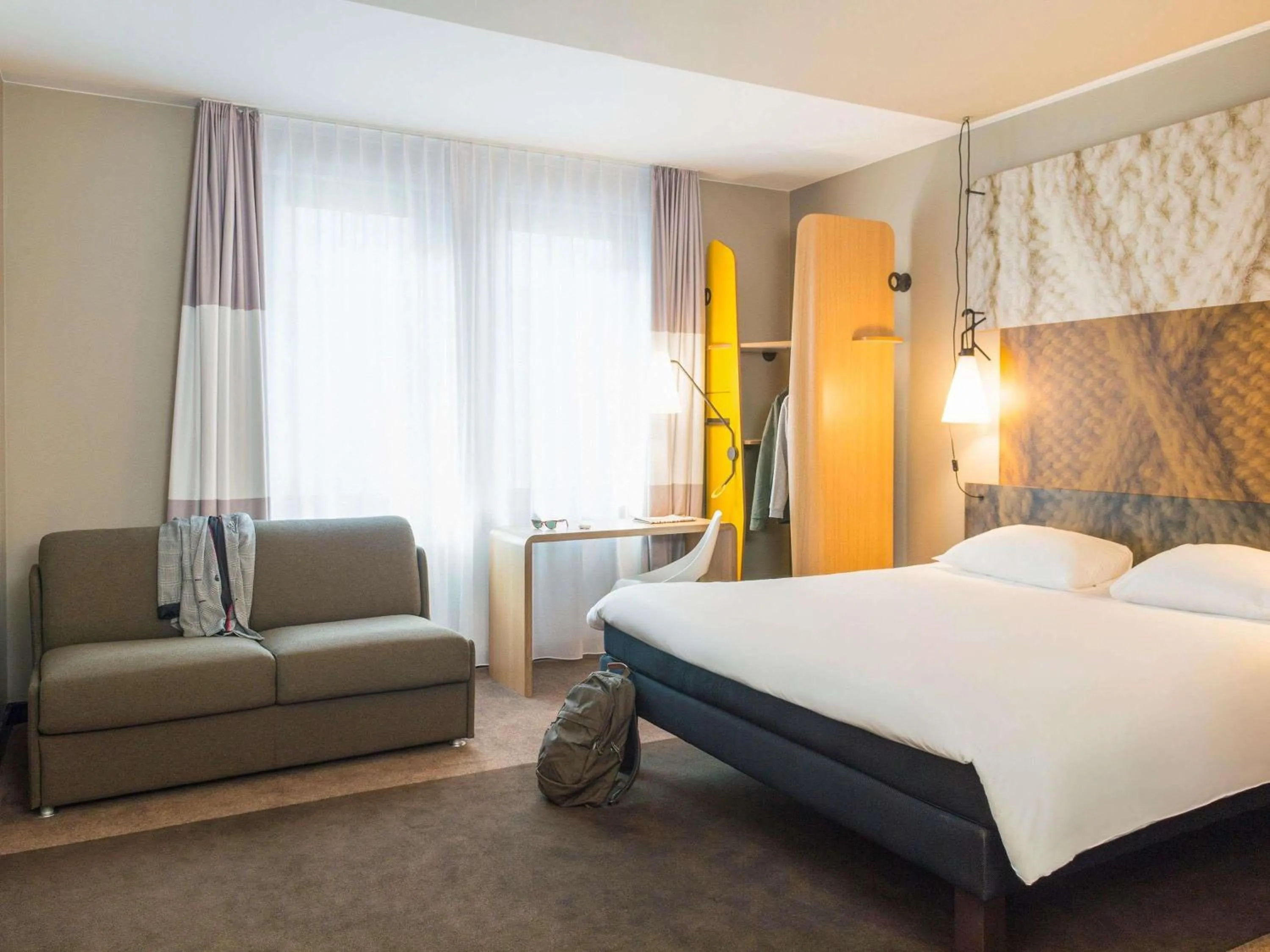 Property building, Bed in ibis Hotel Brussels Centre Gare du Midi