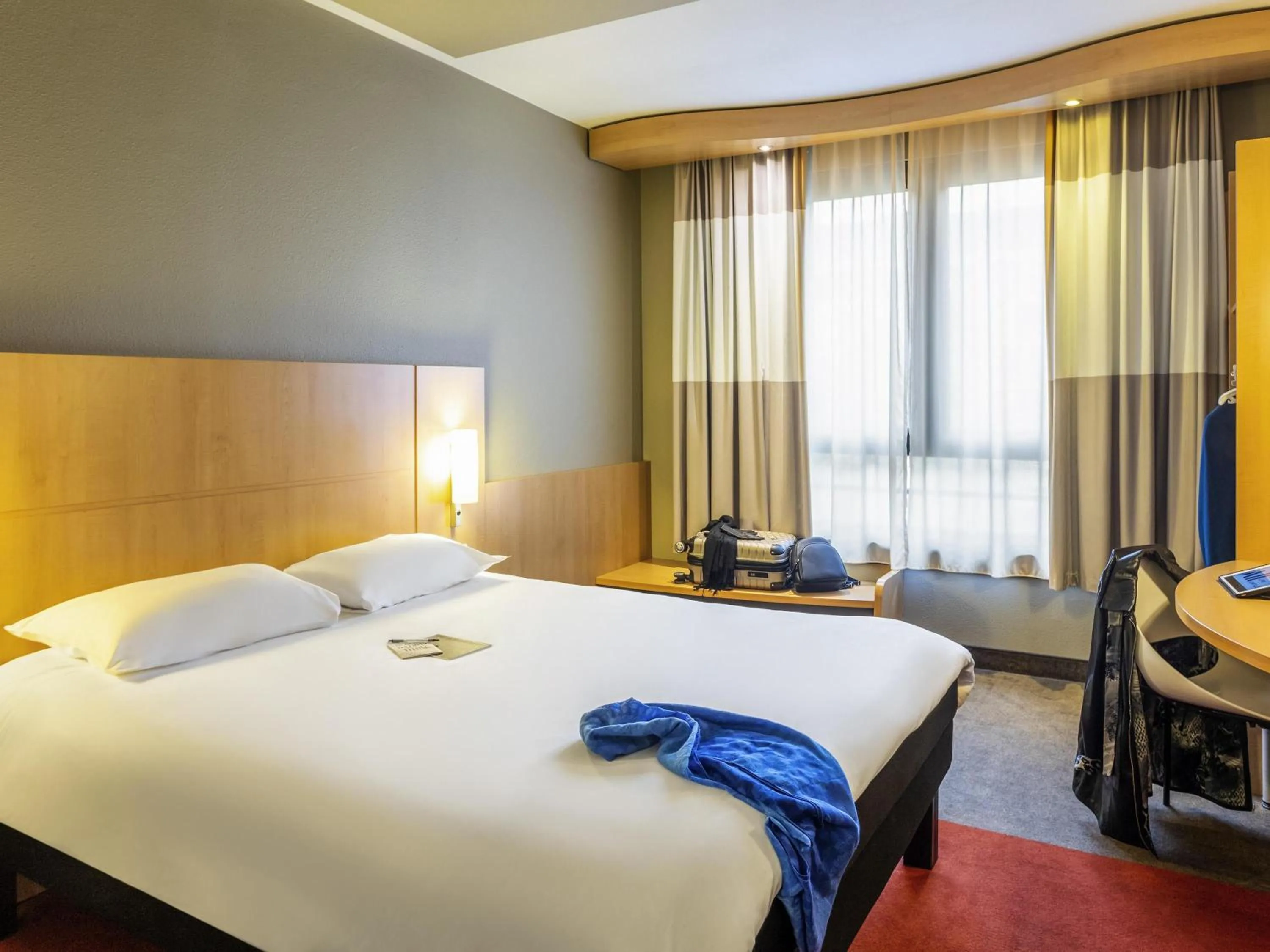 Bedroom, Bed in ibis Hotel Brussels Centre Gare du Midi