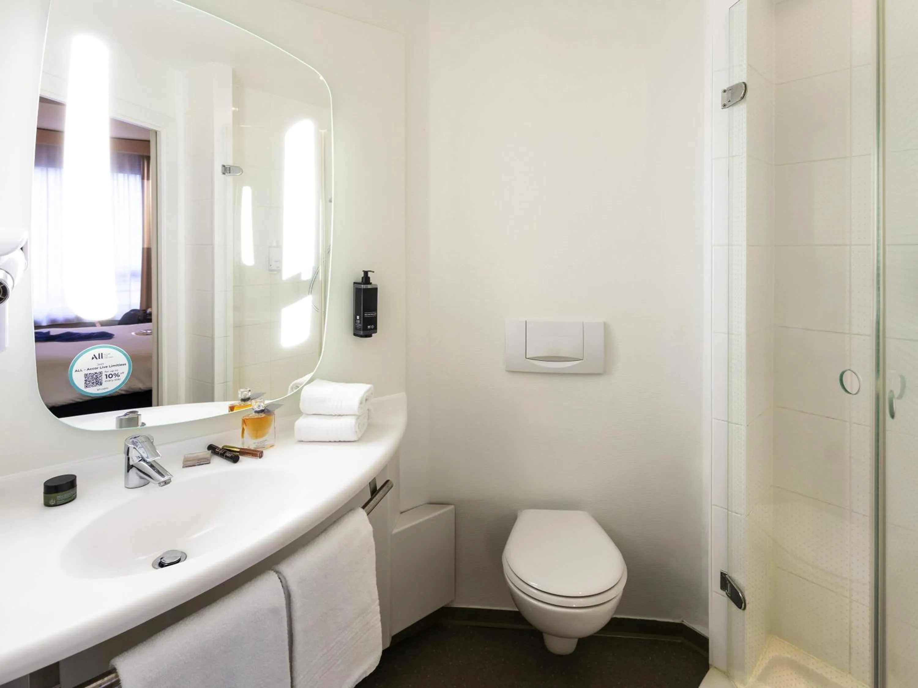 Bedroom in ibis Hotel Brussels Centre Gare du Midi