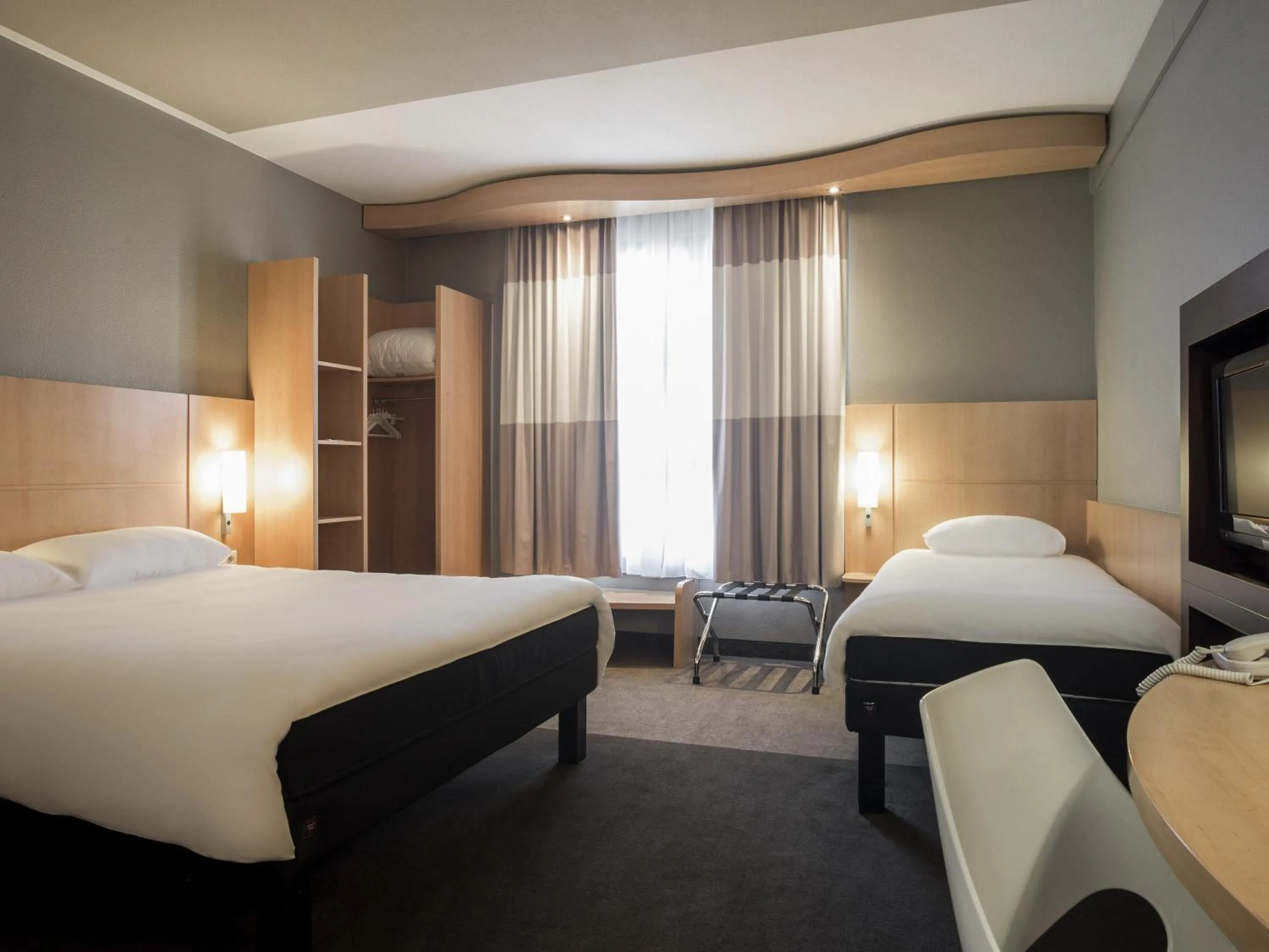 Bedroom, Bed in ibis Hotel Brussels Centre Gare du Midi