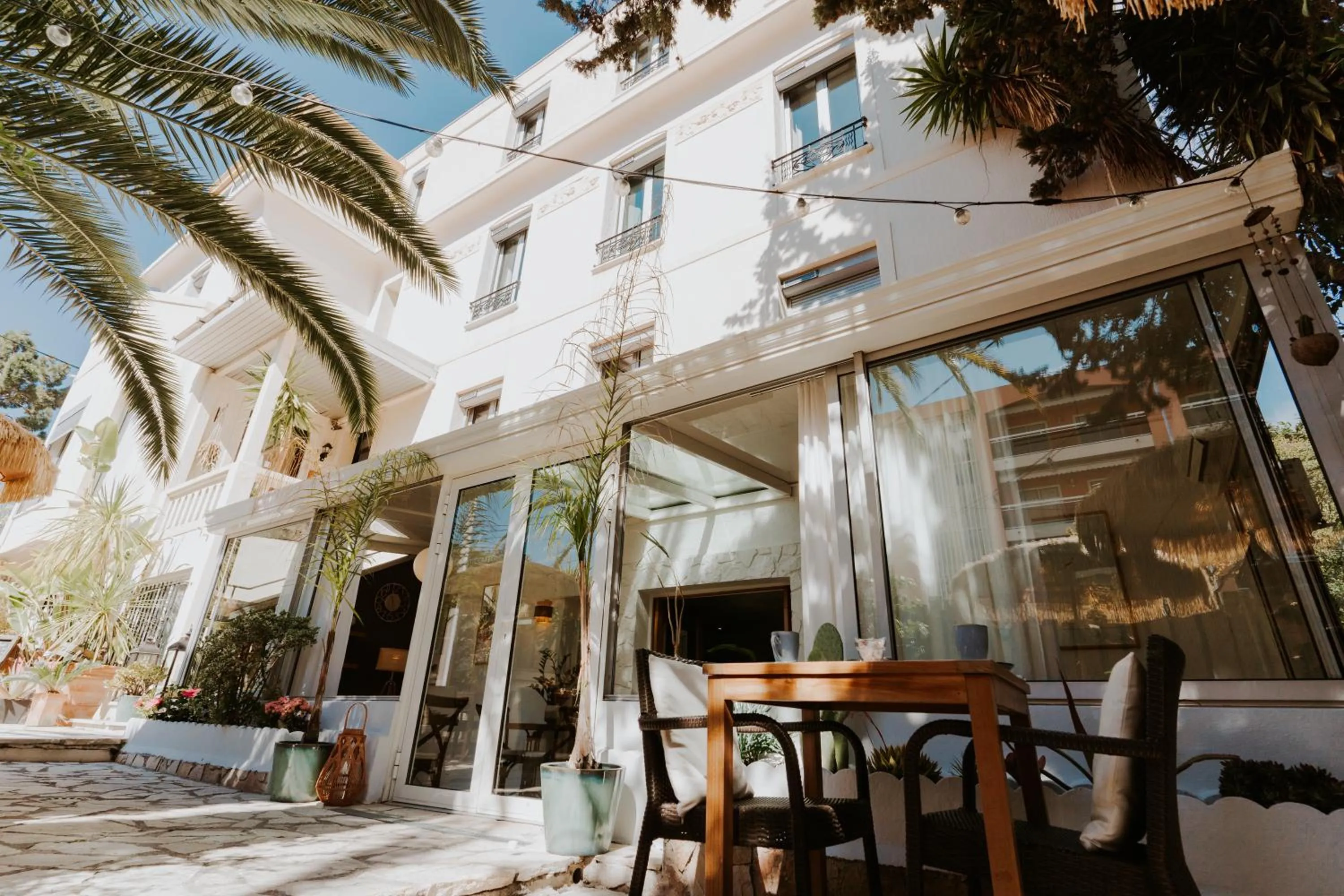 Facade/entrance in Hôtel Le Petit Castel