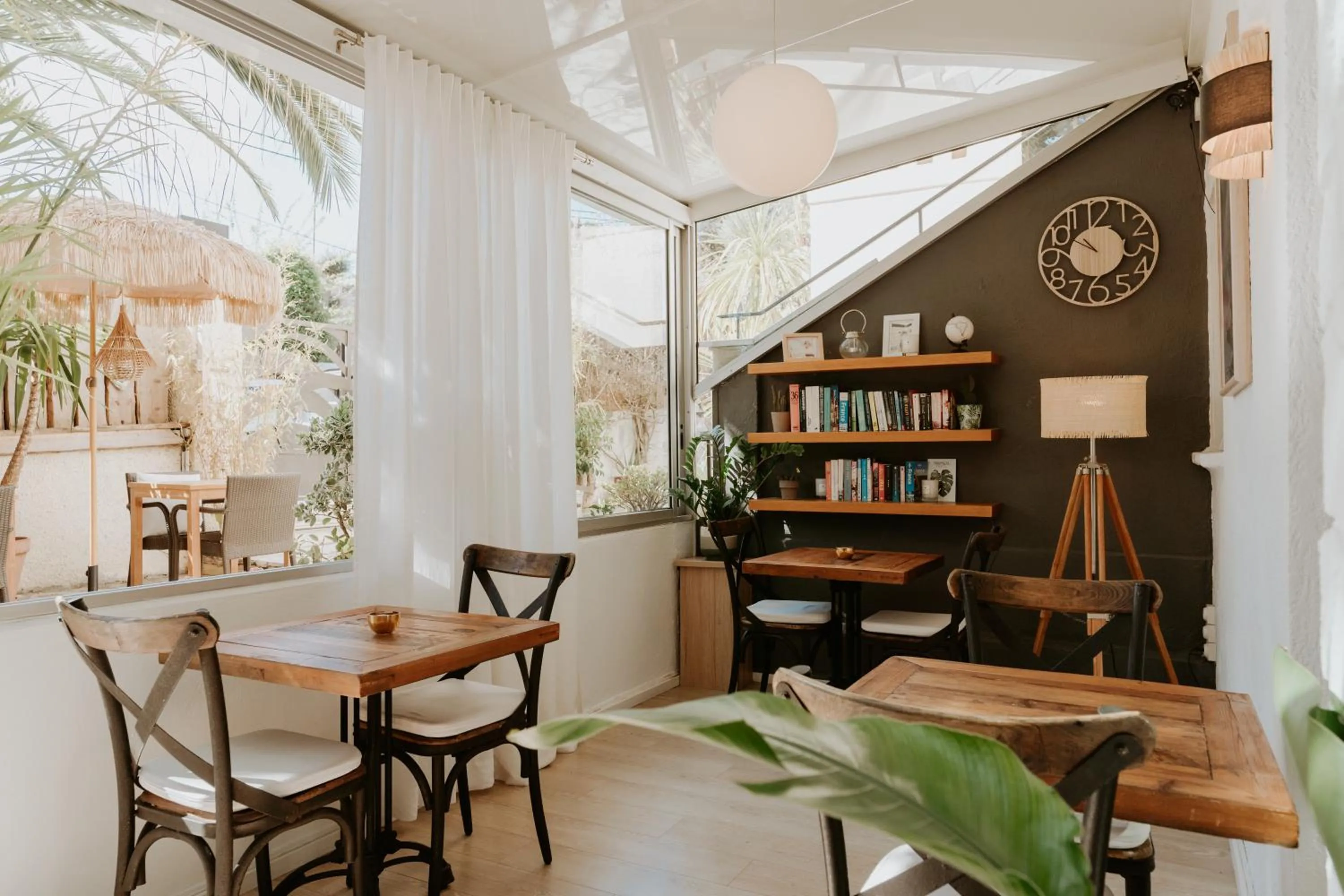 Library in Hôtel Le Petit Castel