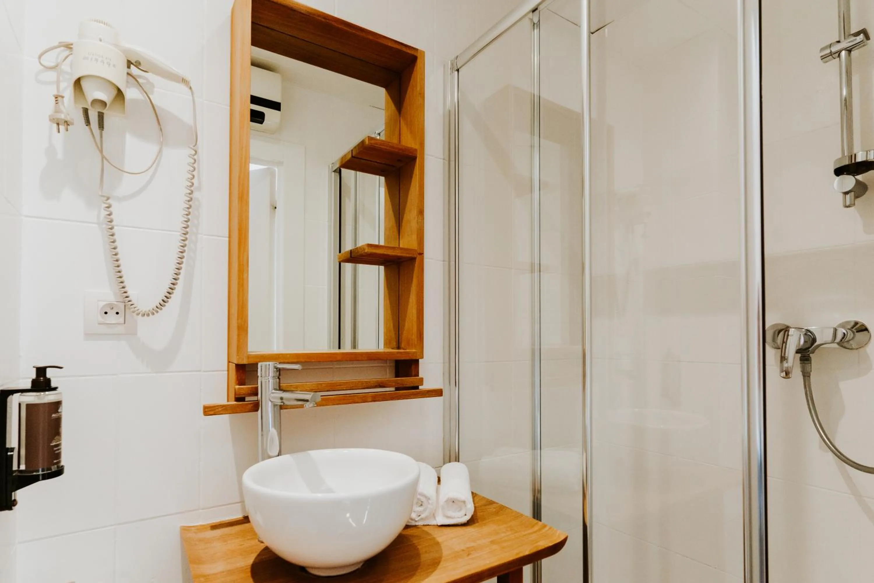 Bathroom in Hôtel Le Petit Castel