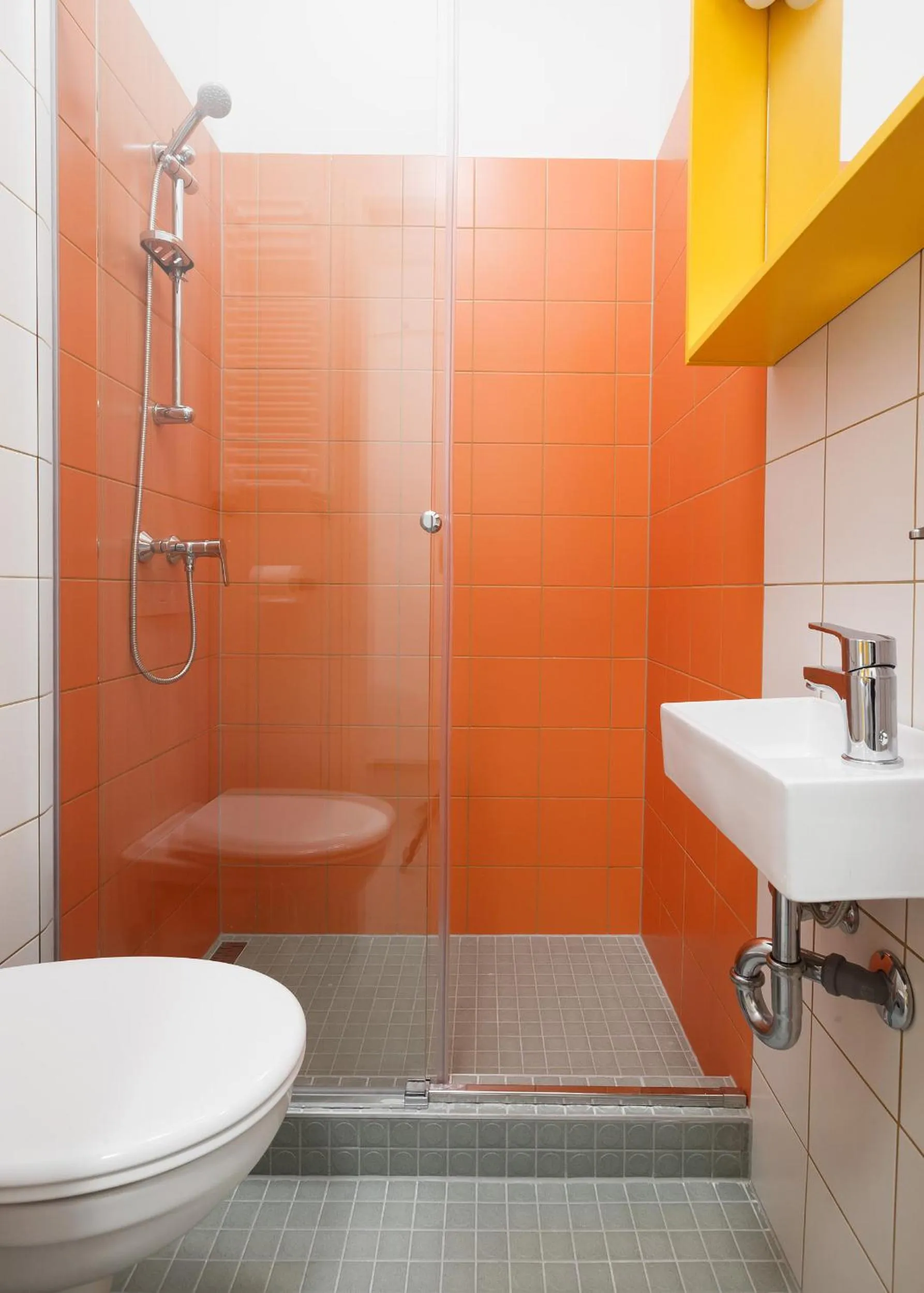 Shower in Flow Spaces