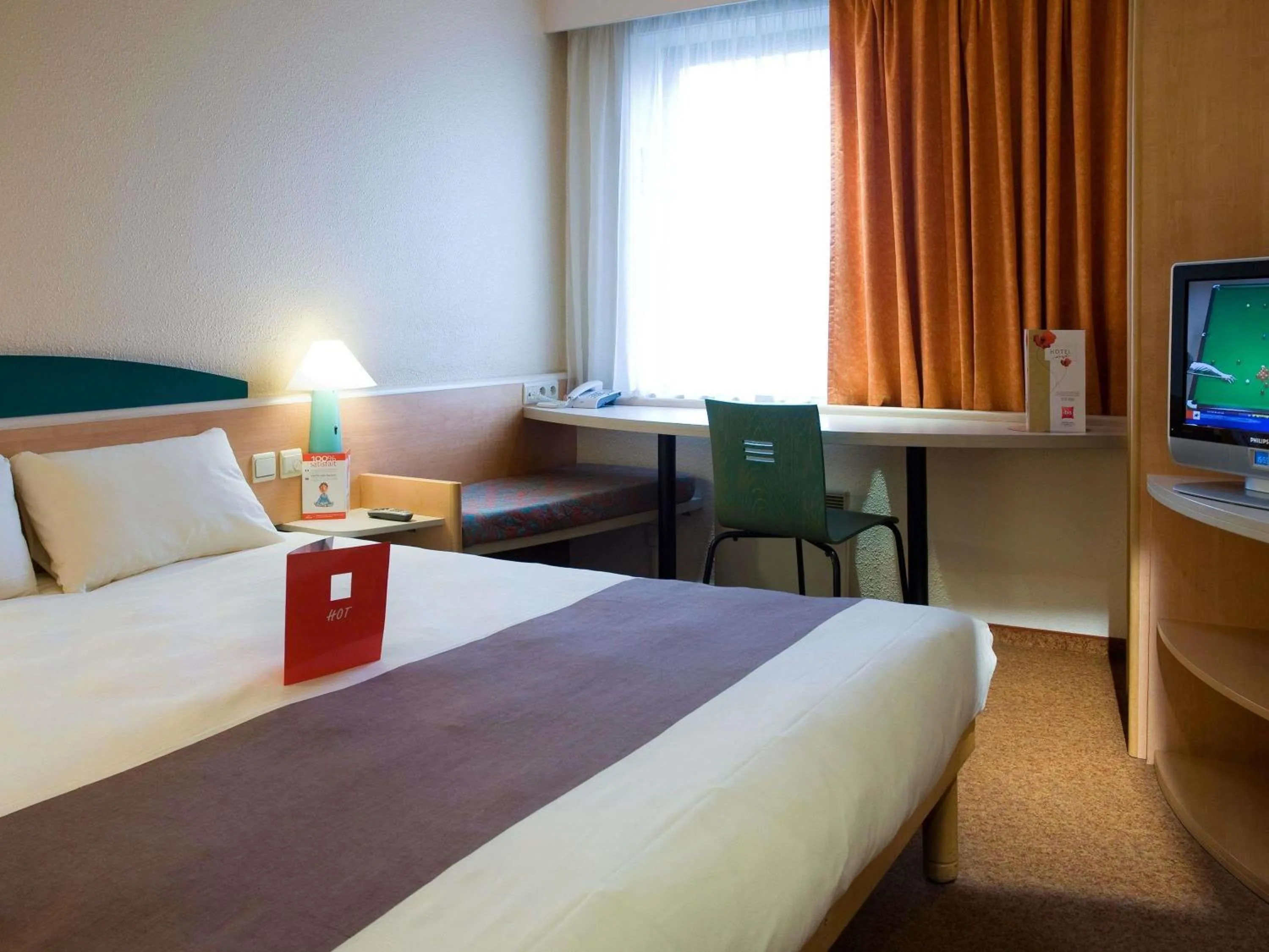 Property building, Bed in ibis Hotel Brussels Airport