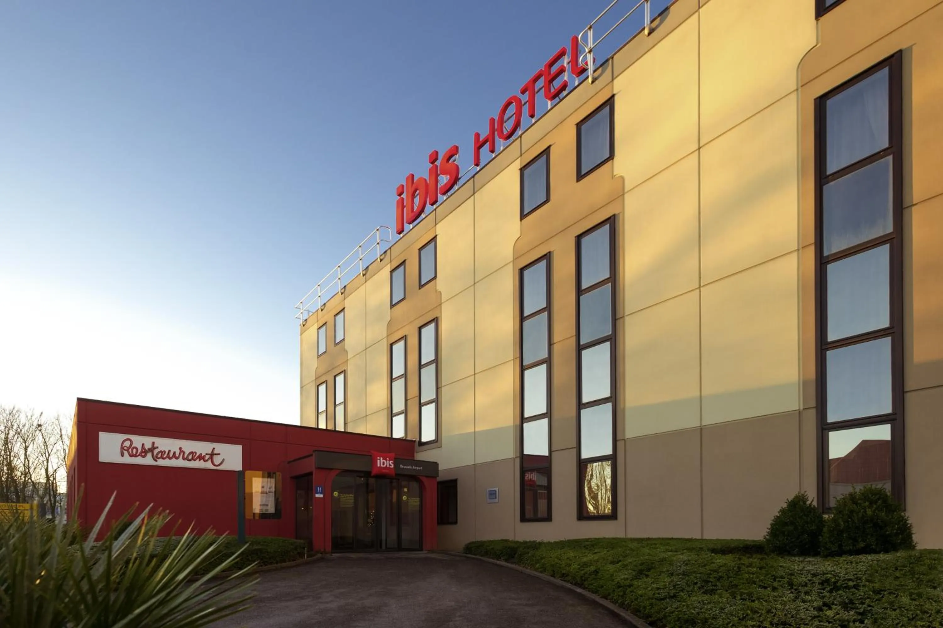 Facade/entrance in ibis Hotel Brussels Airport