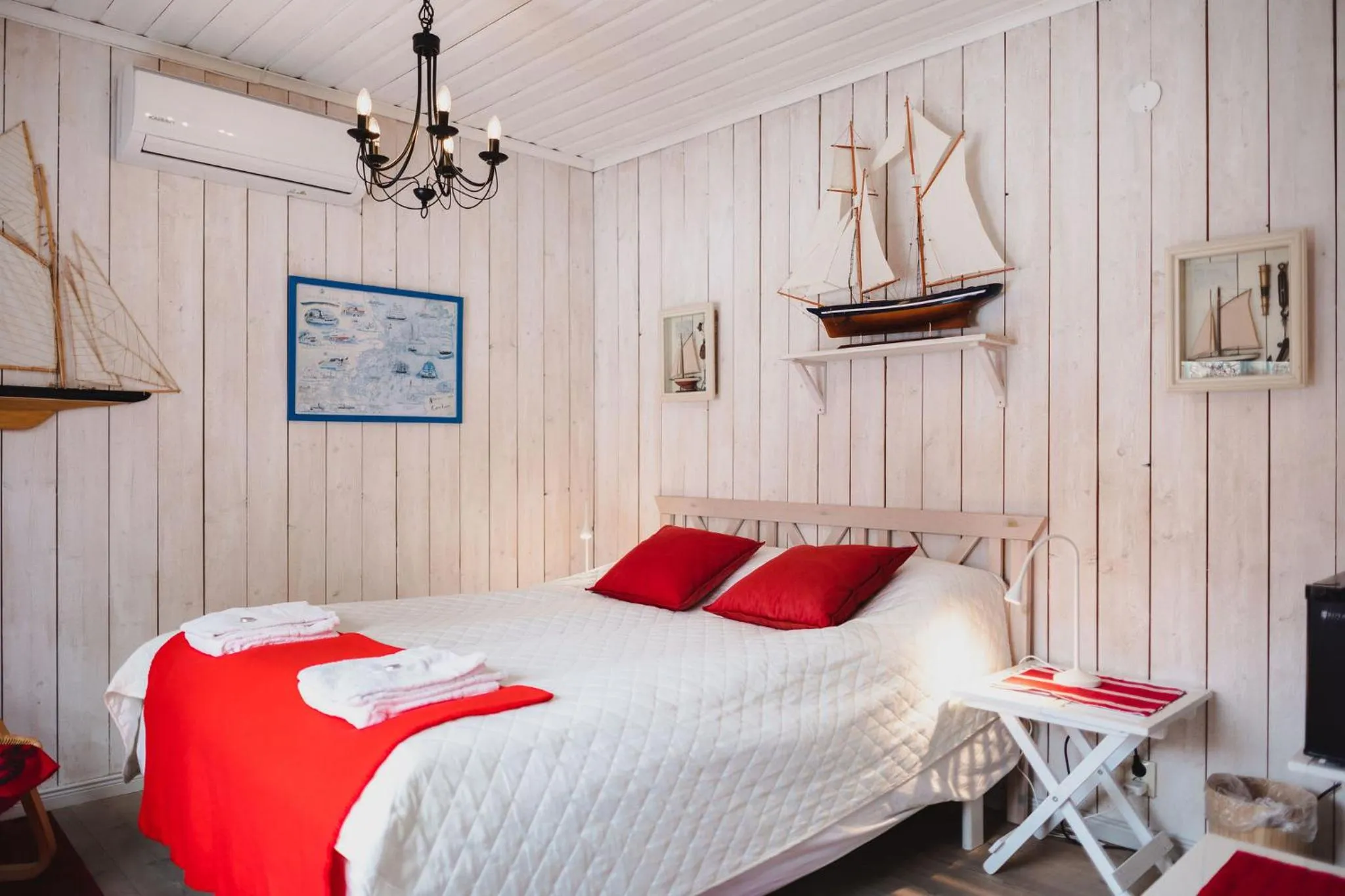 Bed in Gårdshotell Klockargården Öregrund