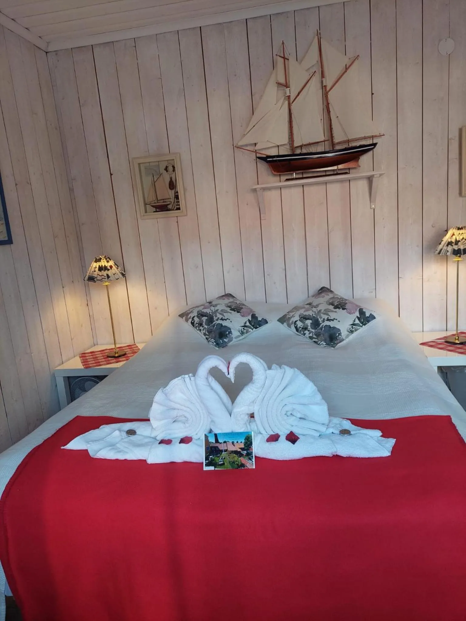 Property building, Bed in Gårdshotell Klockargården Öregrund