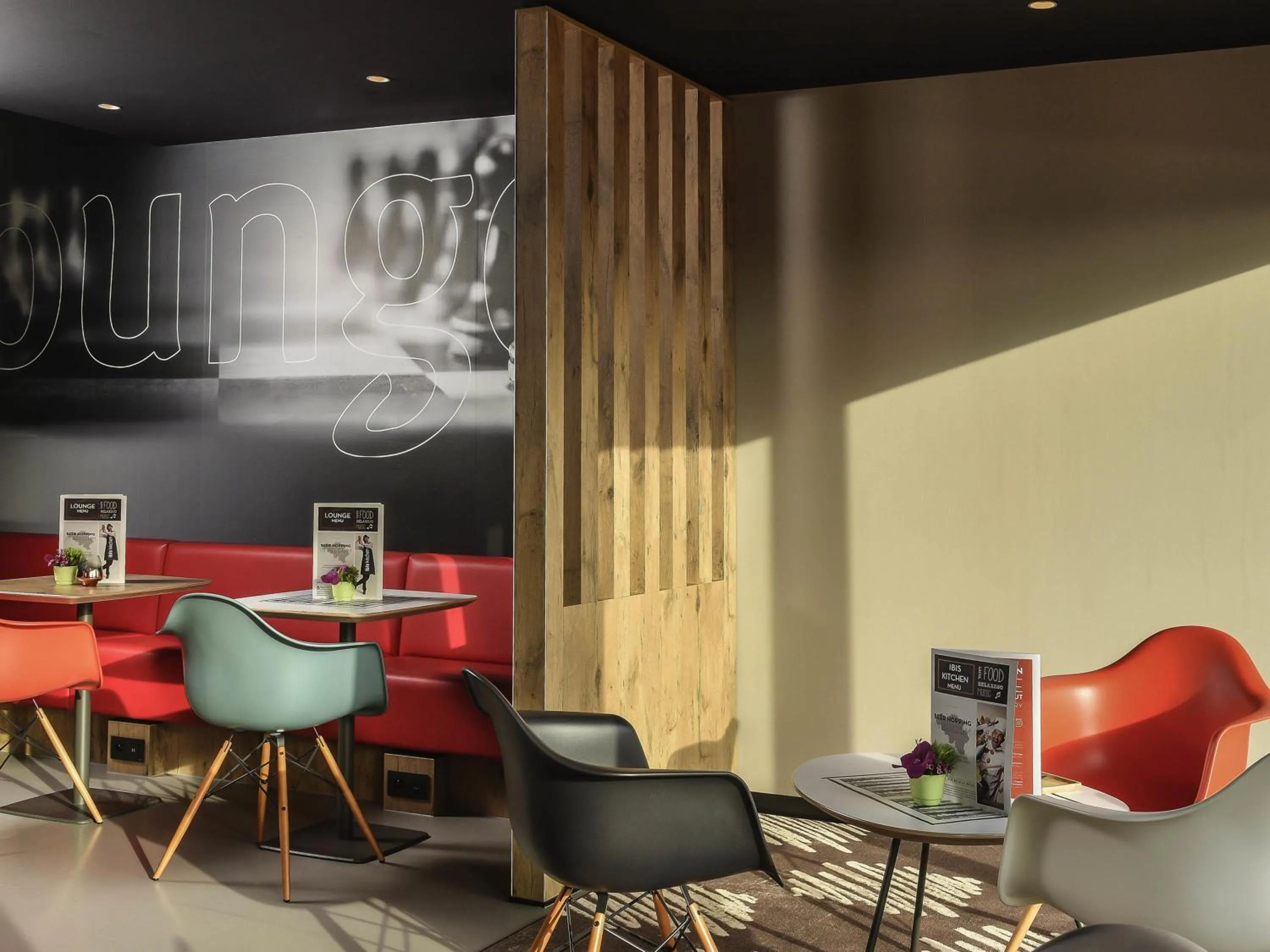Lounge or bar in ibis Charleroi Airport Brussels South