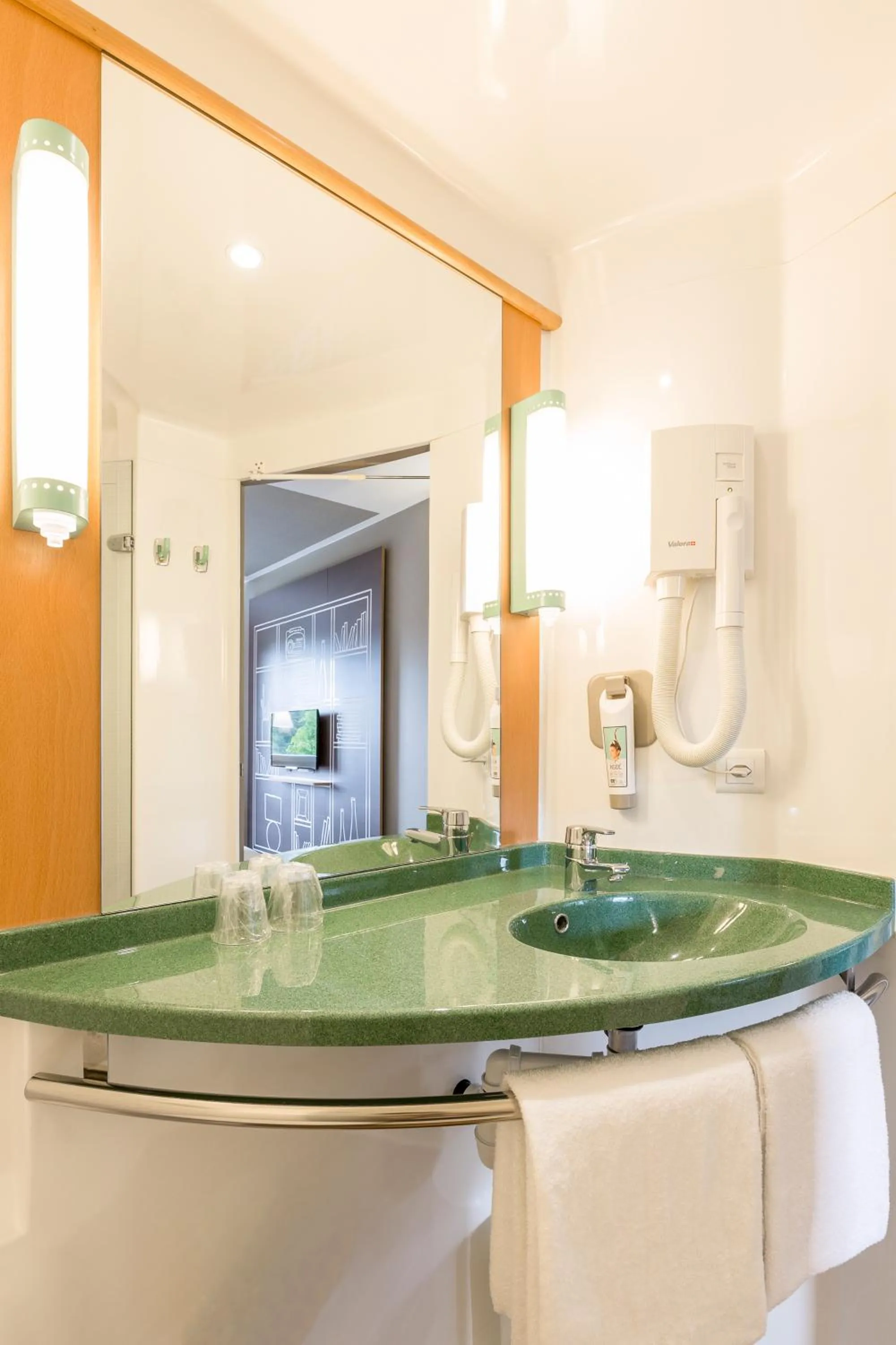 Shower in ibis Charleroi Airport Brussels South