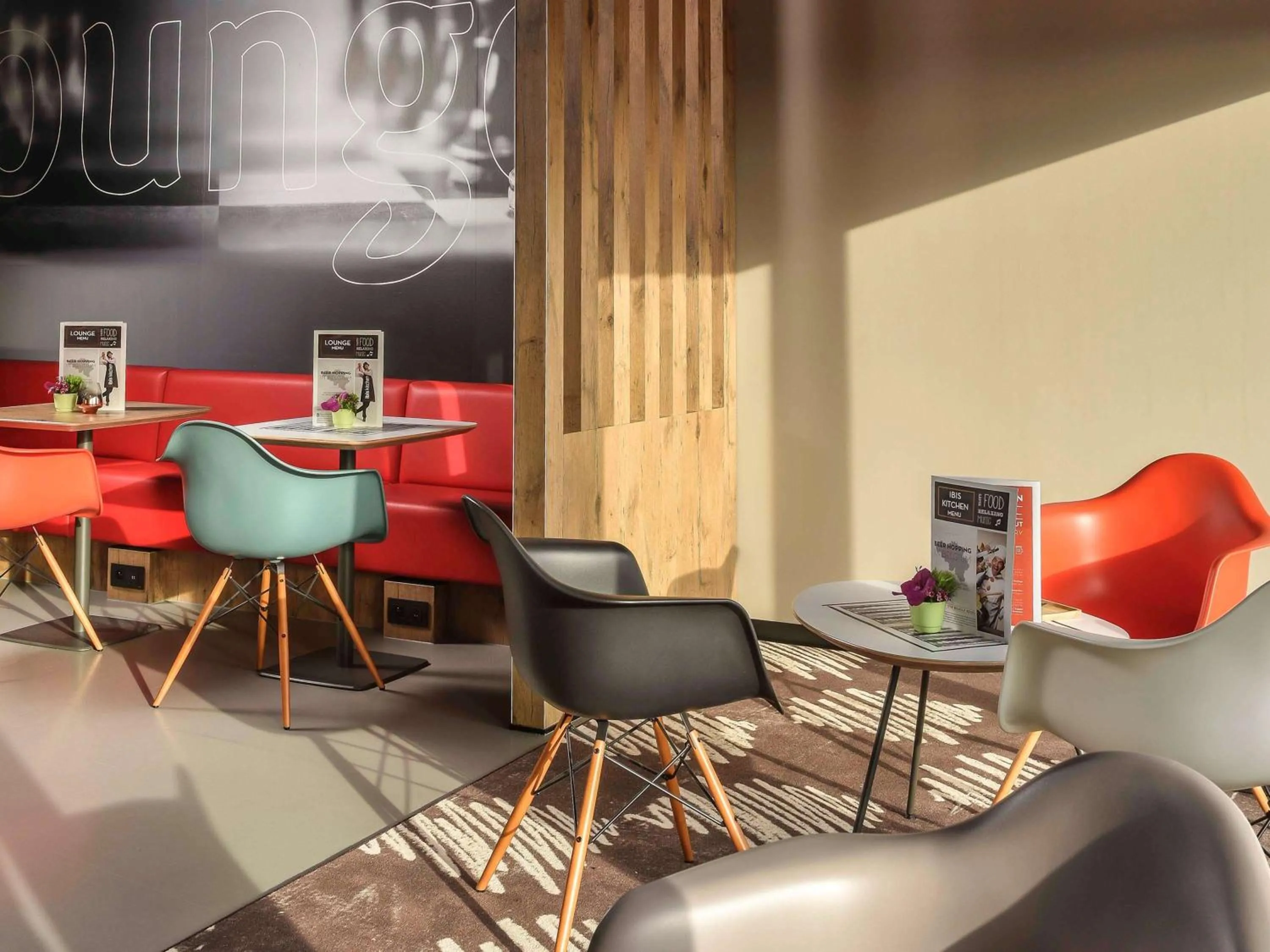 Lounge or bar in ibis Charleroi Airport Brussels South
