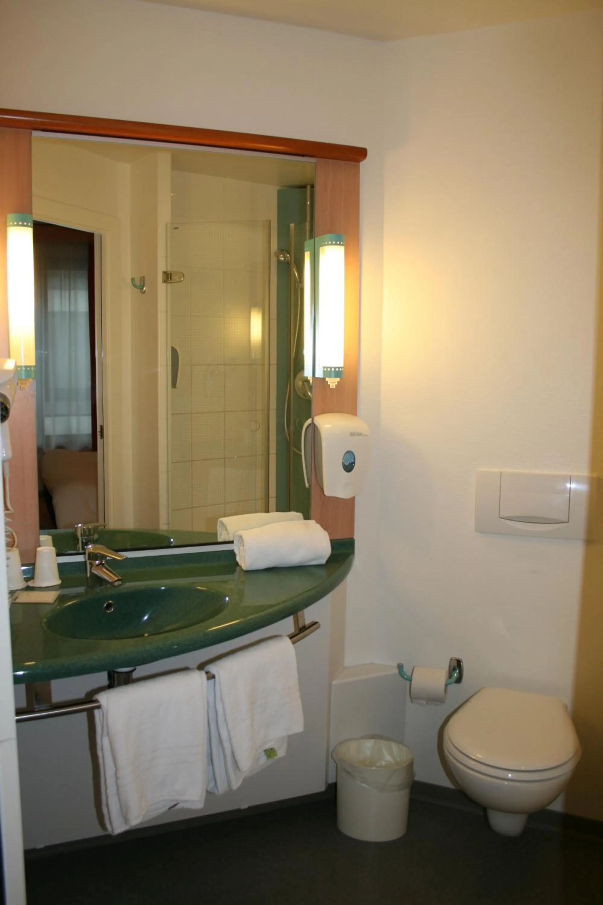 Bathroom in ibis Charleroi Centre Gare