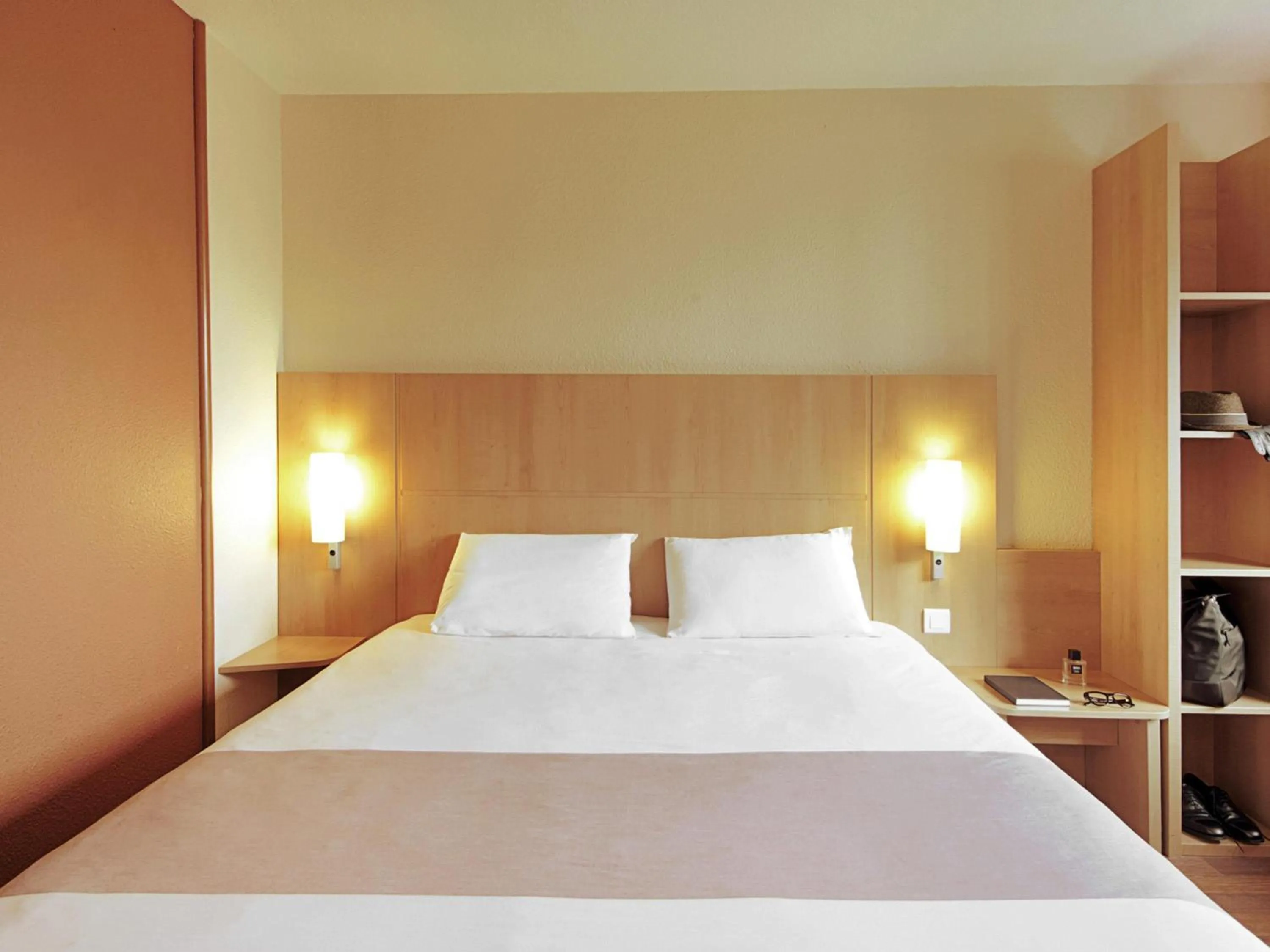 Bedroom, Bed in ibis Charleroi Centre Gare