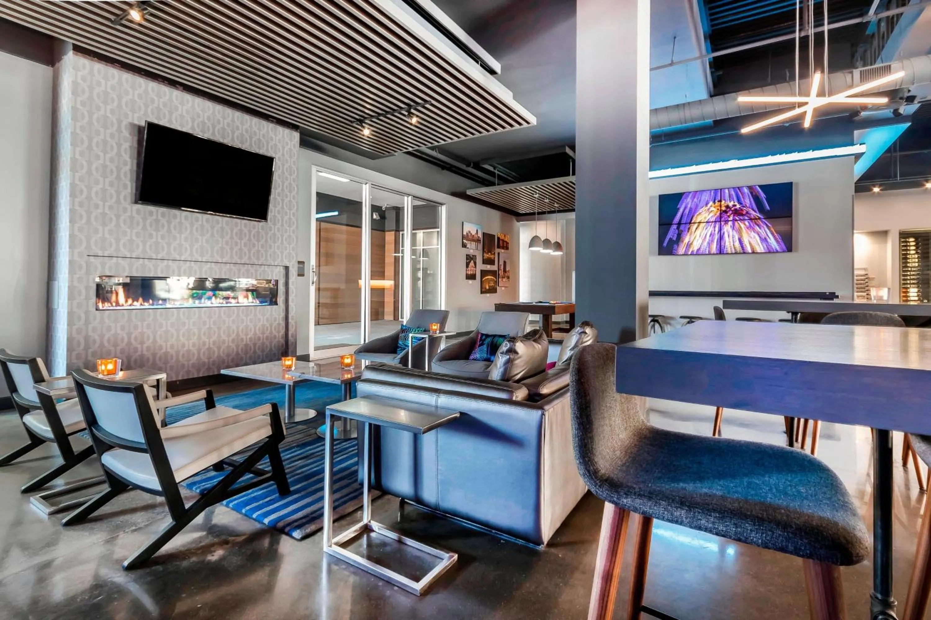 Restaurant/places to eat in Aloft Newport on the Levee