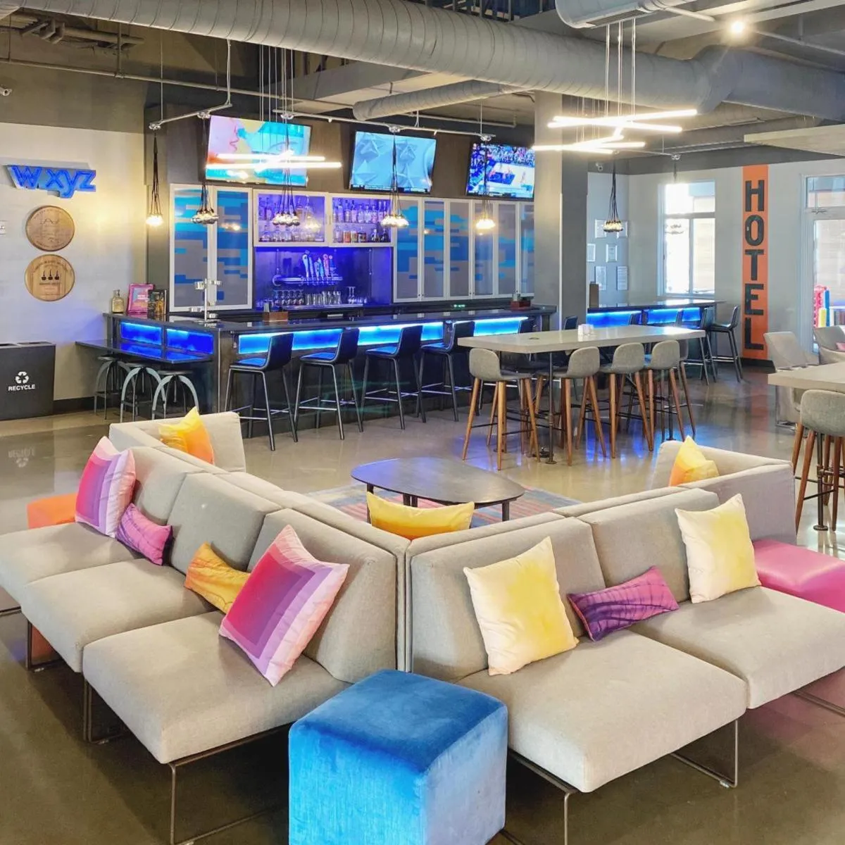 Lounge or bar in Aloft Newport on the Levee