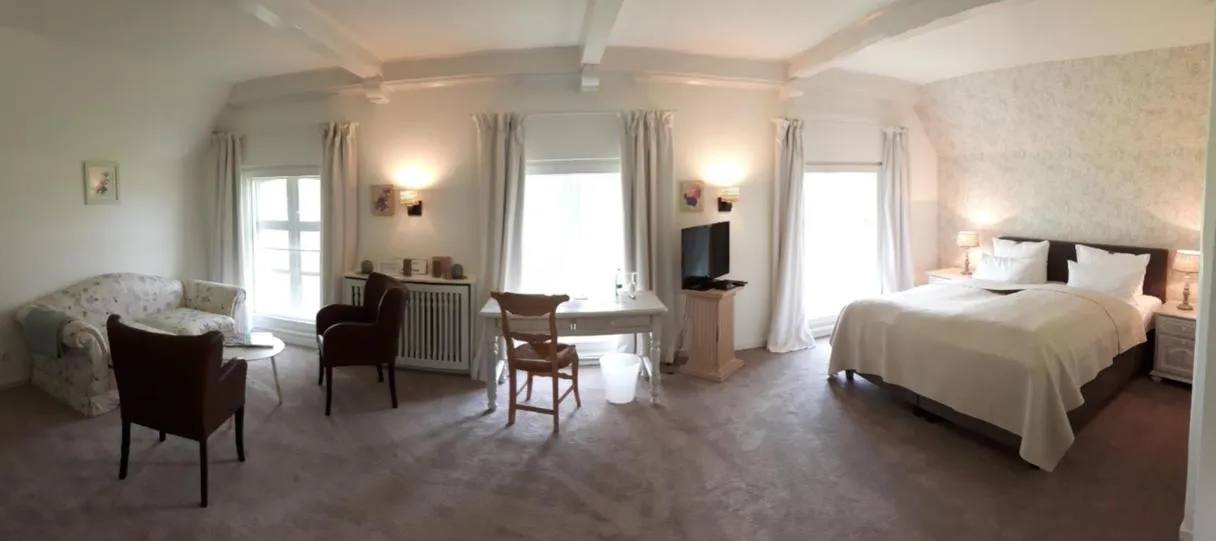 Photo of the whole room, Bed in Landsitzhotel und Seminarium Peterhof