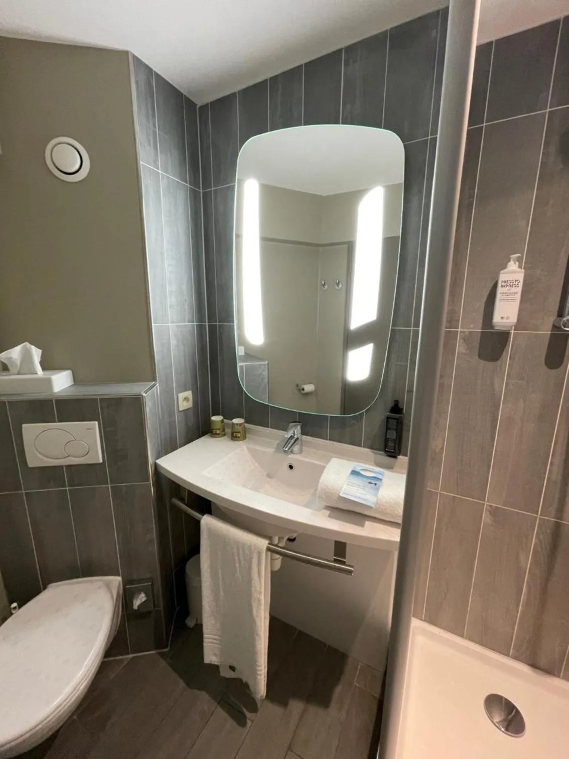 Shower in ibis Gent Centrum St. Baafs Kathedraal