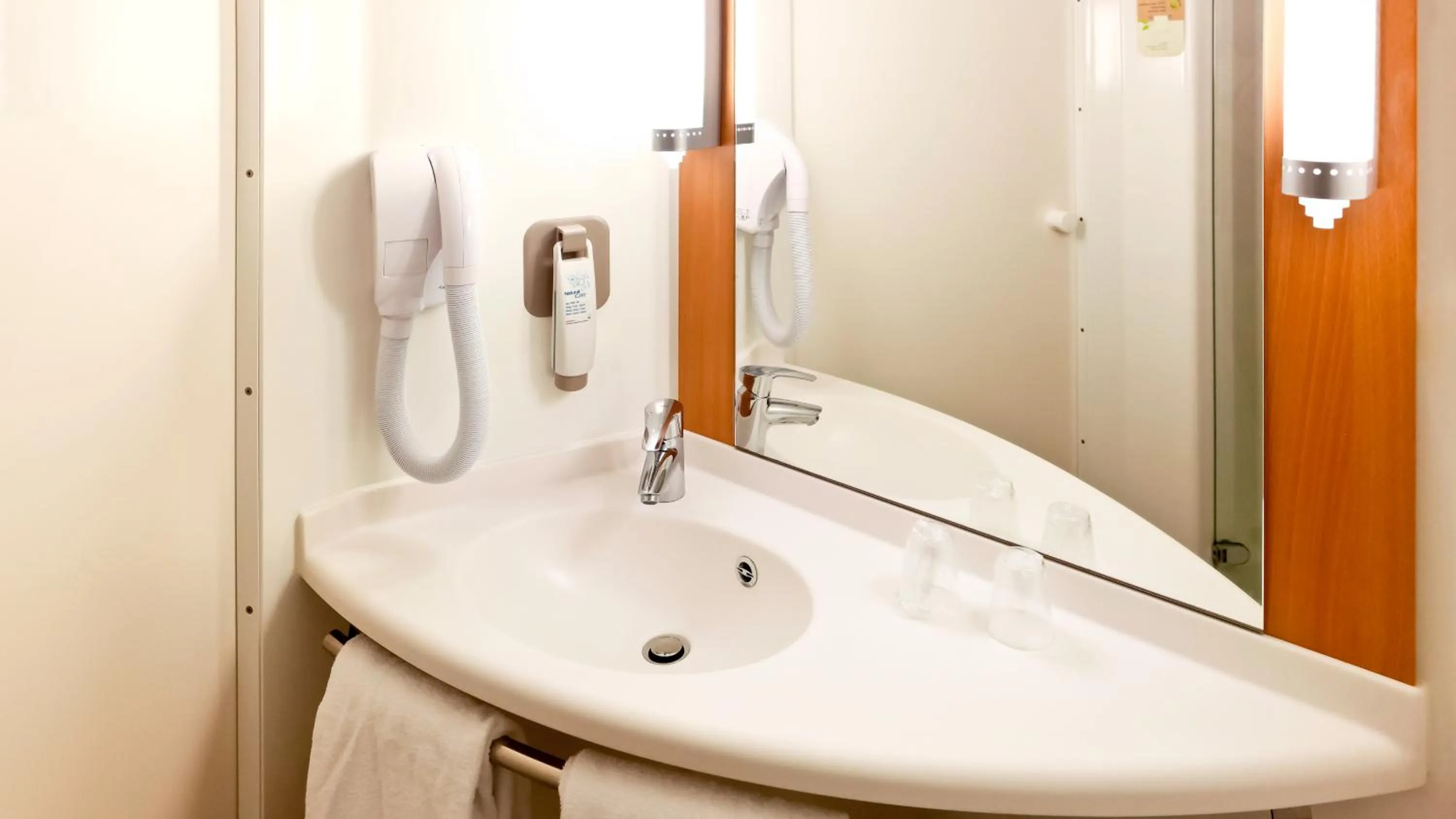 Bathroom in ibis Dinant Centre