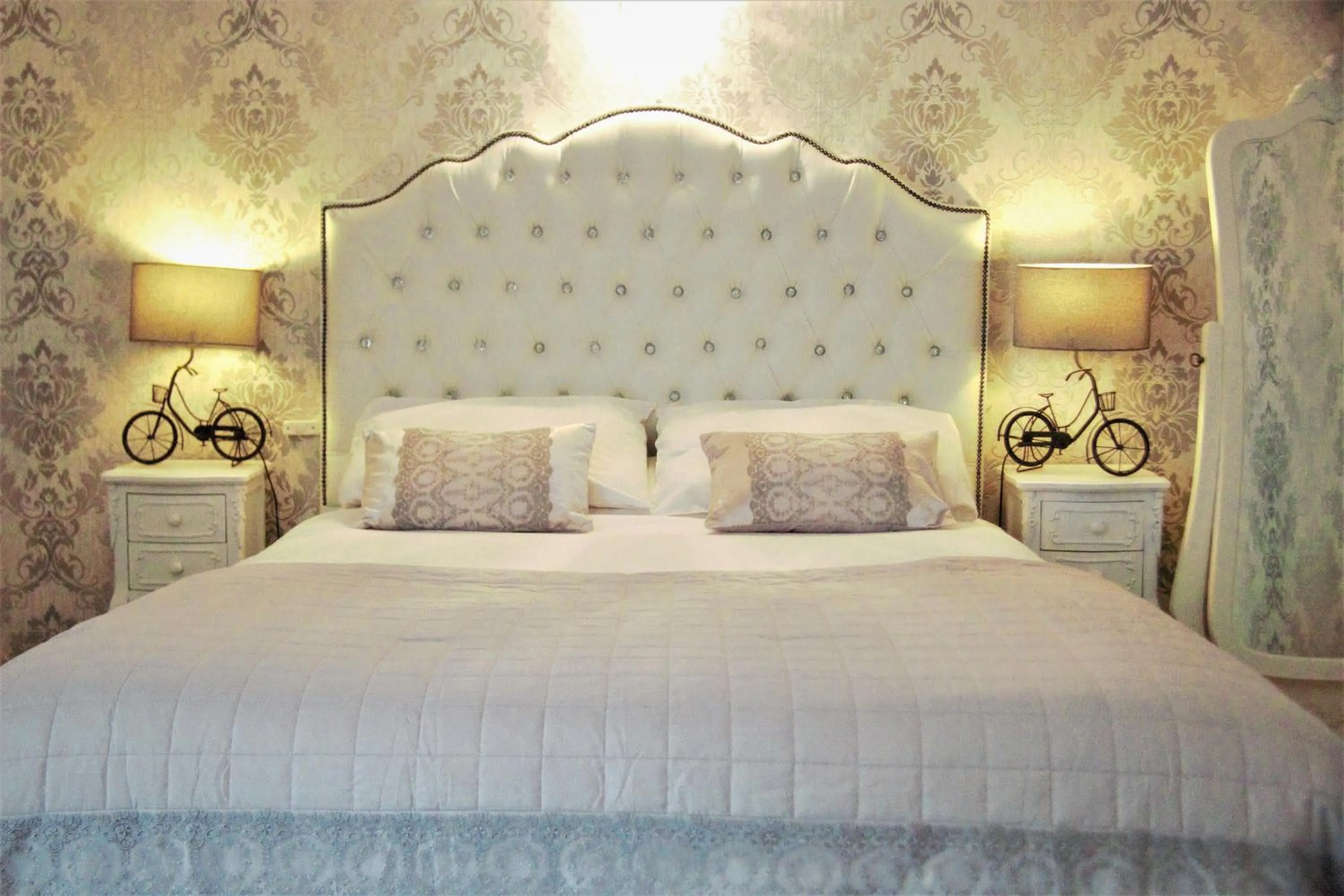 Bed in The Paddocks Hotel