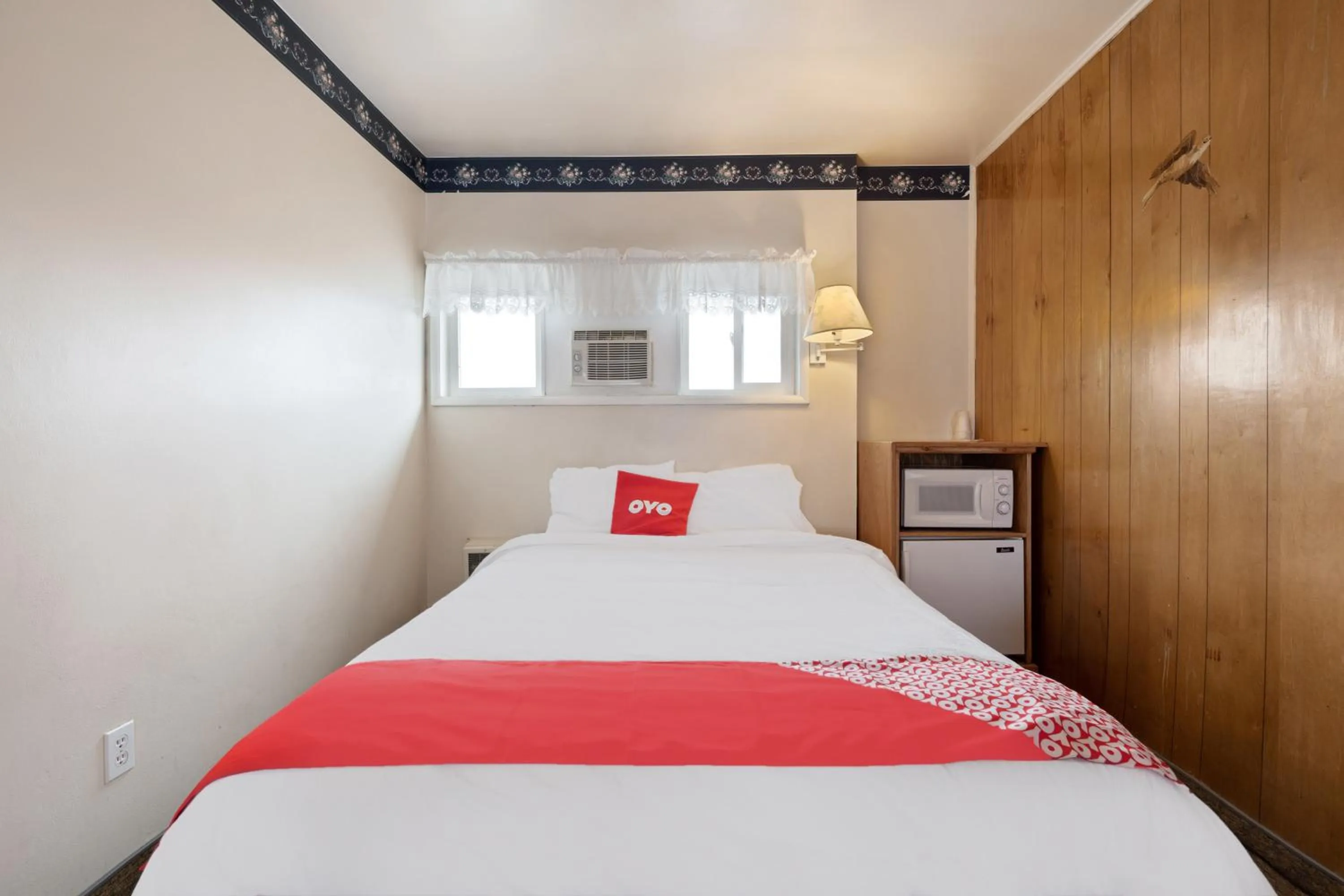 Bedroom in OYO Silver Spur Burns Hwy 20