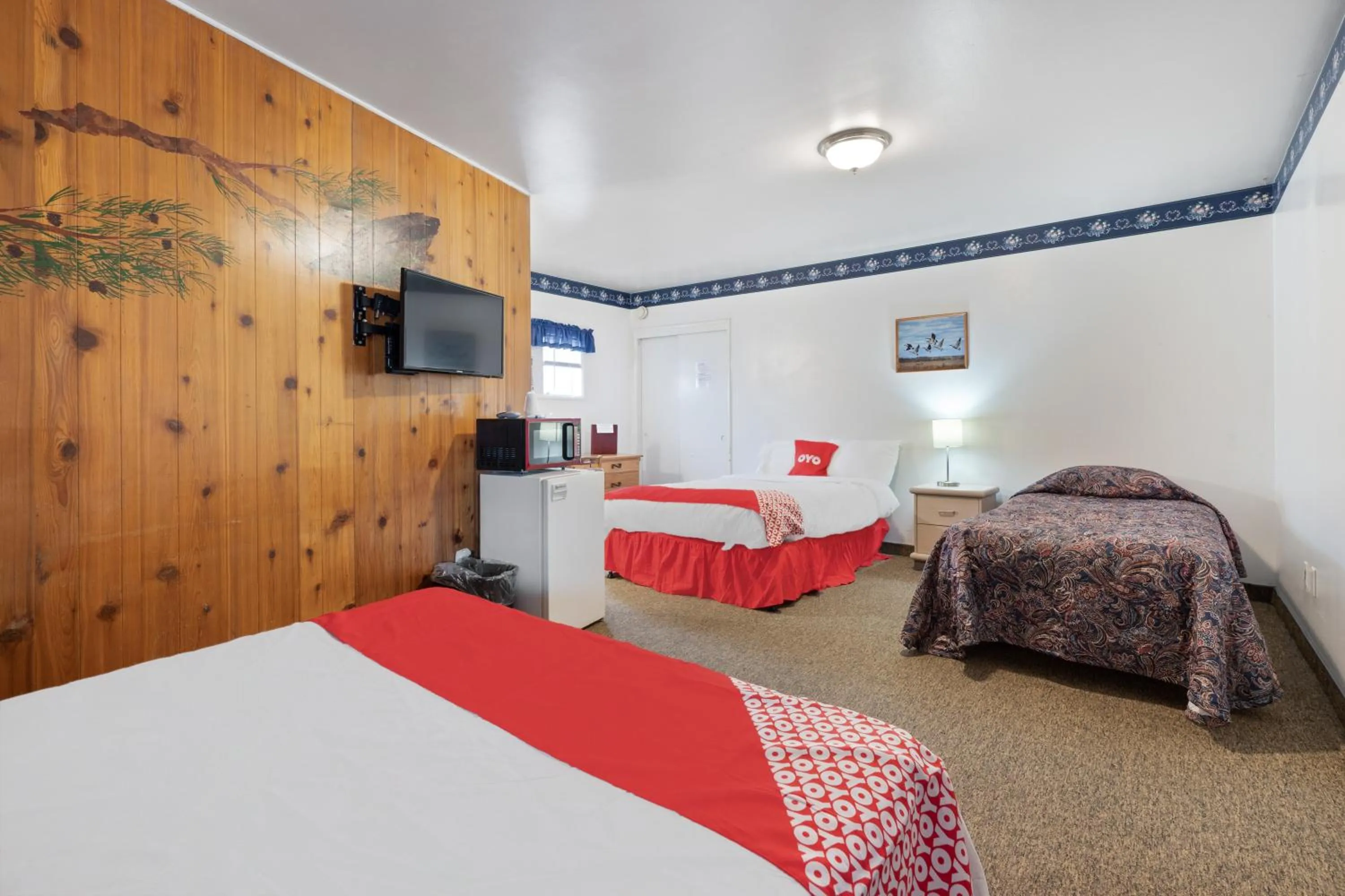 Bedroom in OYO Silver Spur Burns Hwy 20