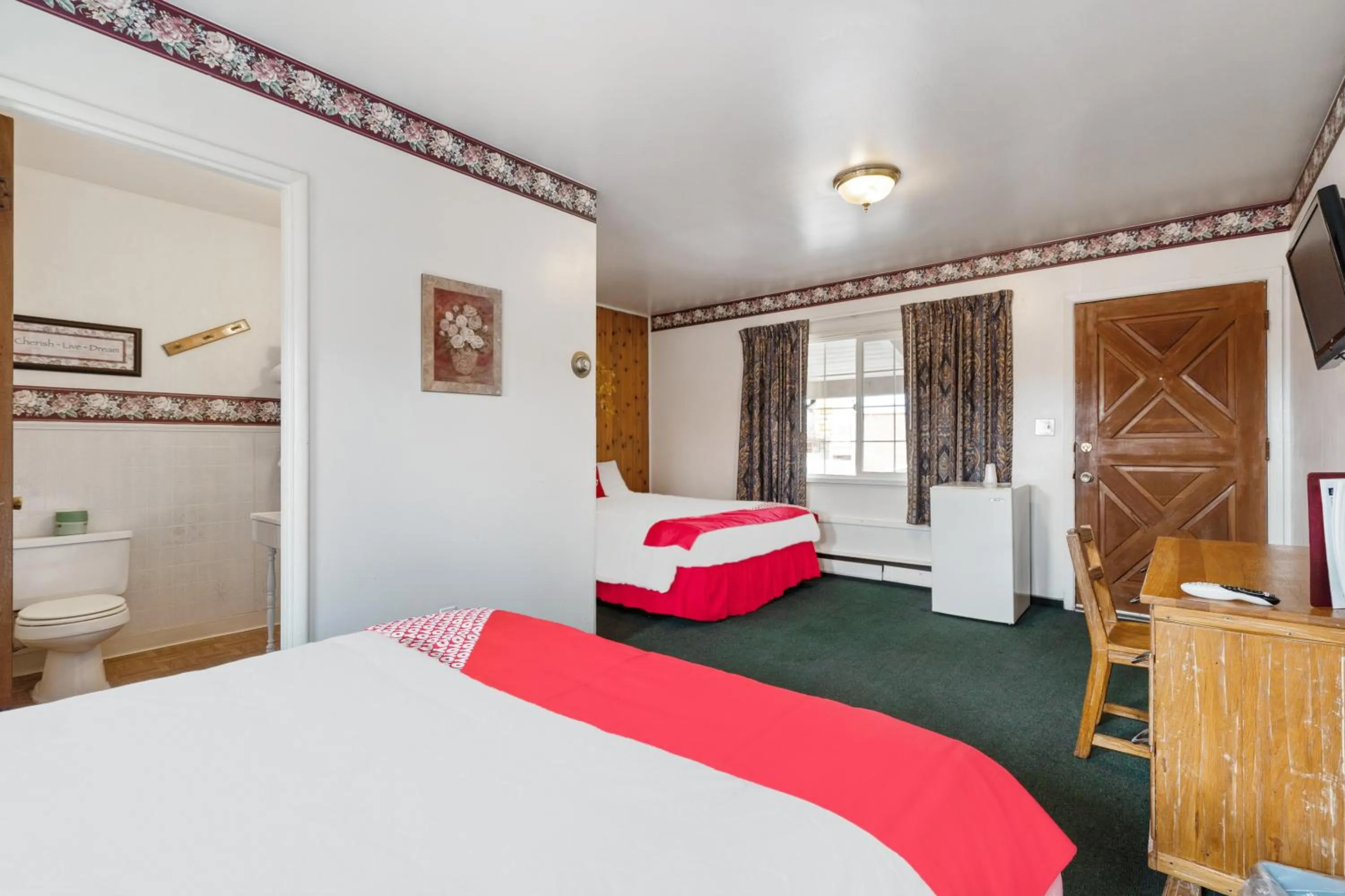 Bedroom in OYO Silver Spur Burns Hwy 20