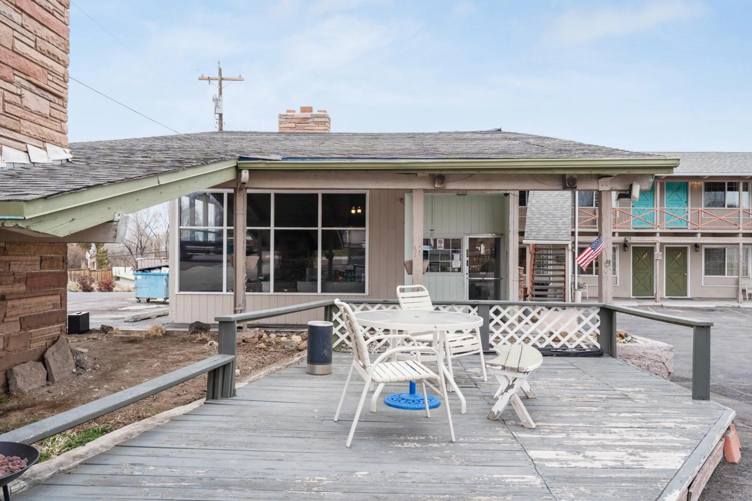 Seating area in OYO Silver Spur Burns Hwy 20