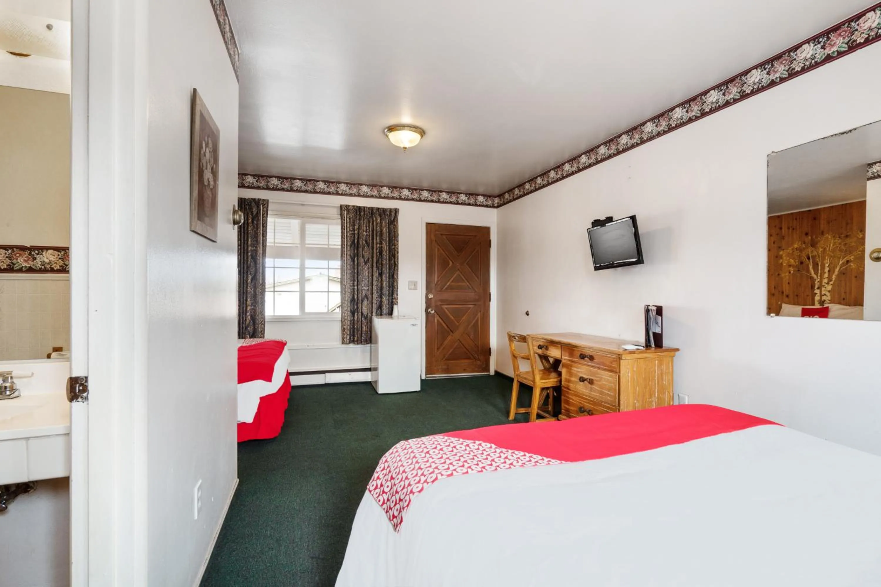 Bedroom in OYO Silver Spur Burns Hwy 20