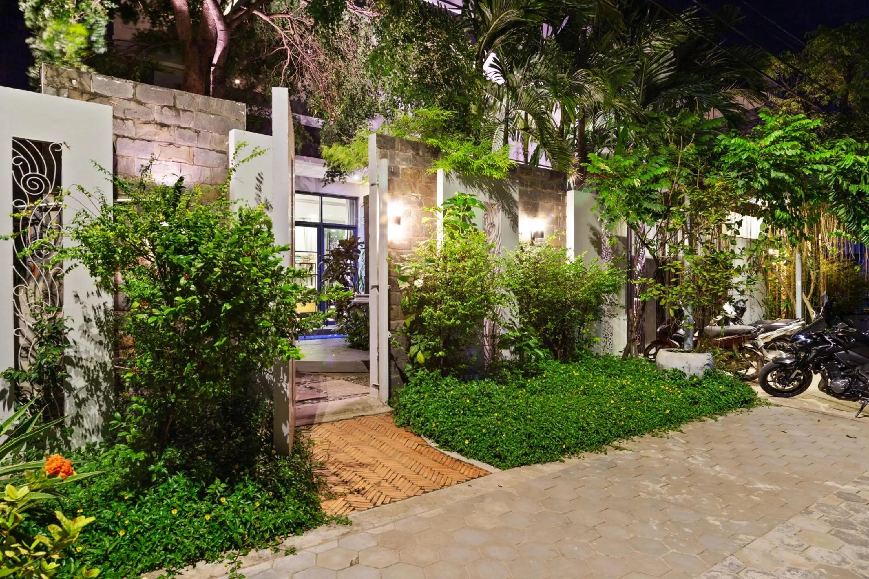 Facade/entrance in Hotel Five.S