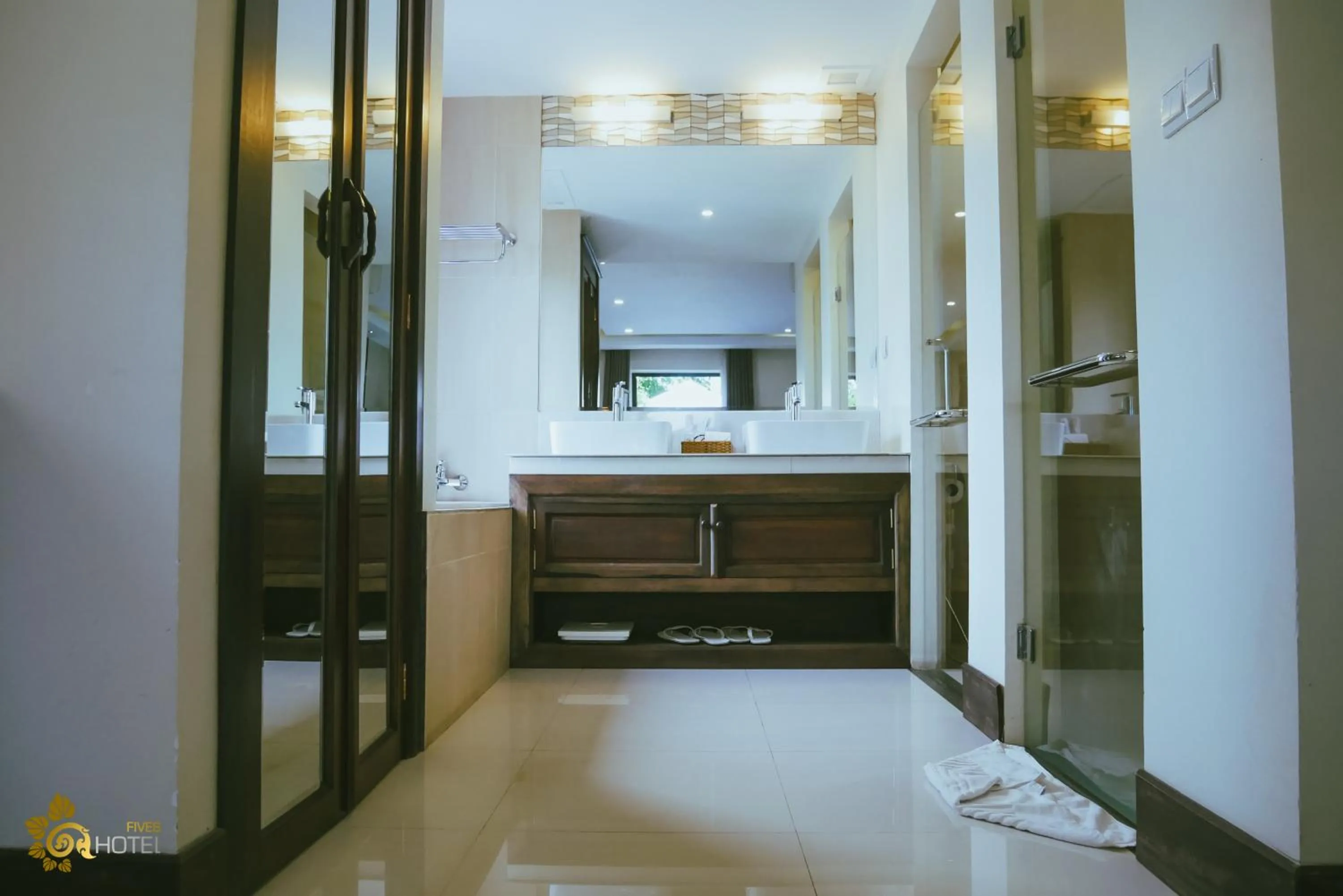 Bathroom, Bed in Hotel Five.S