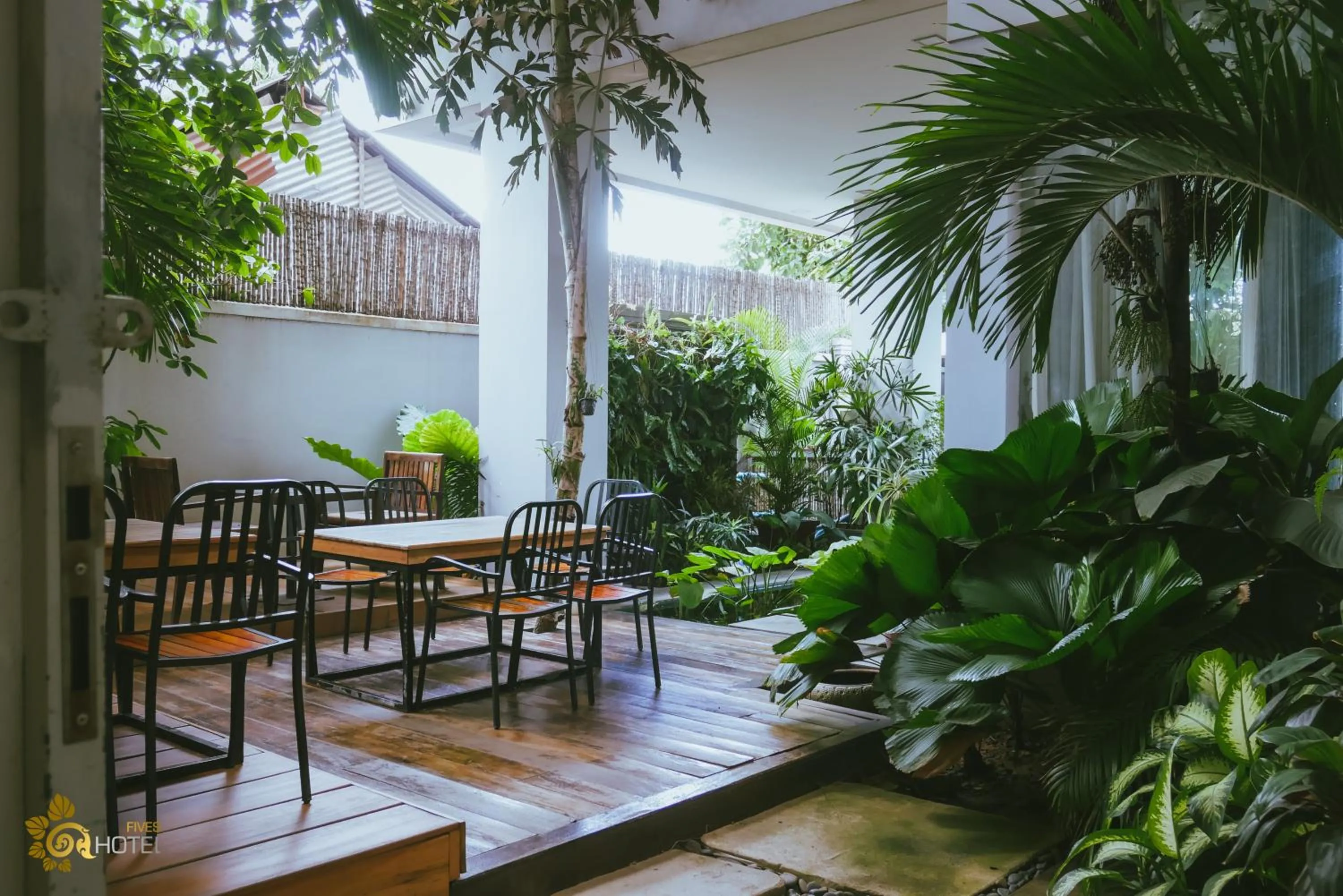 Restaurant/places to eat in Hotel Five.S