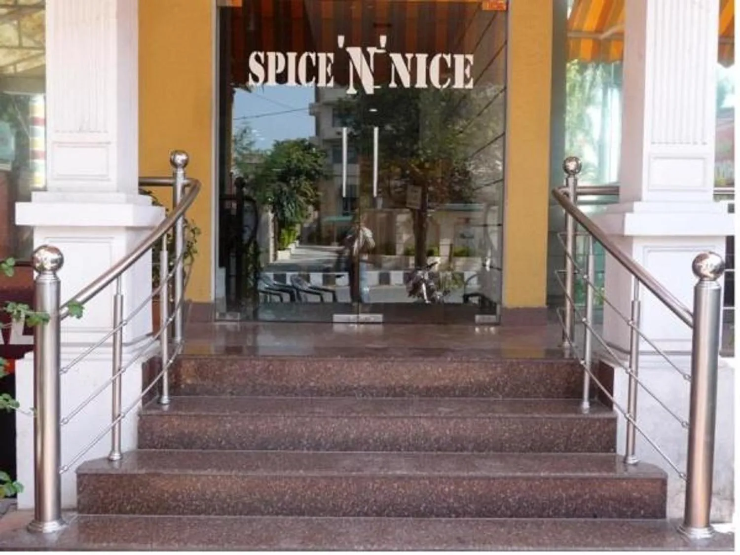 Restaurant/places to eat in Hotel Landmark