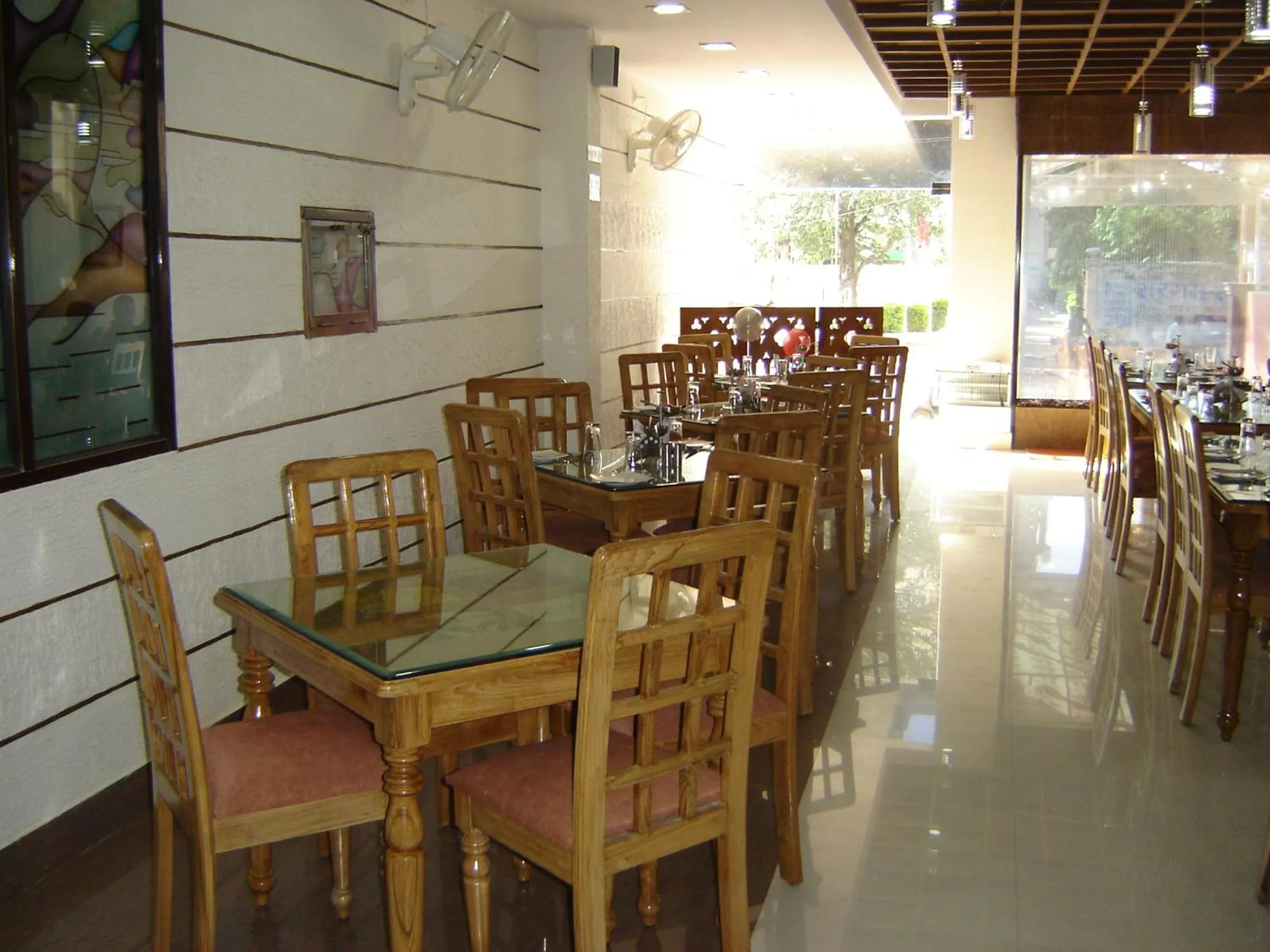 Restaurant/places to eat in Hotel Landmark