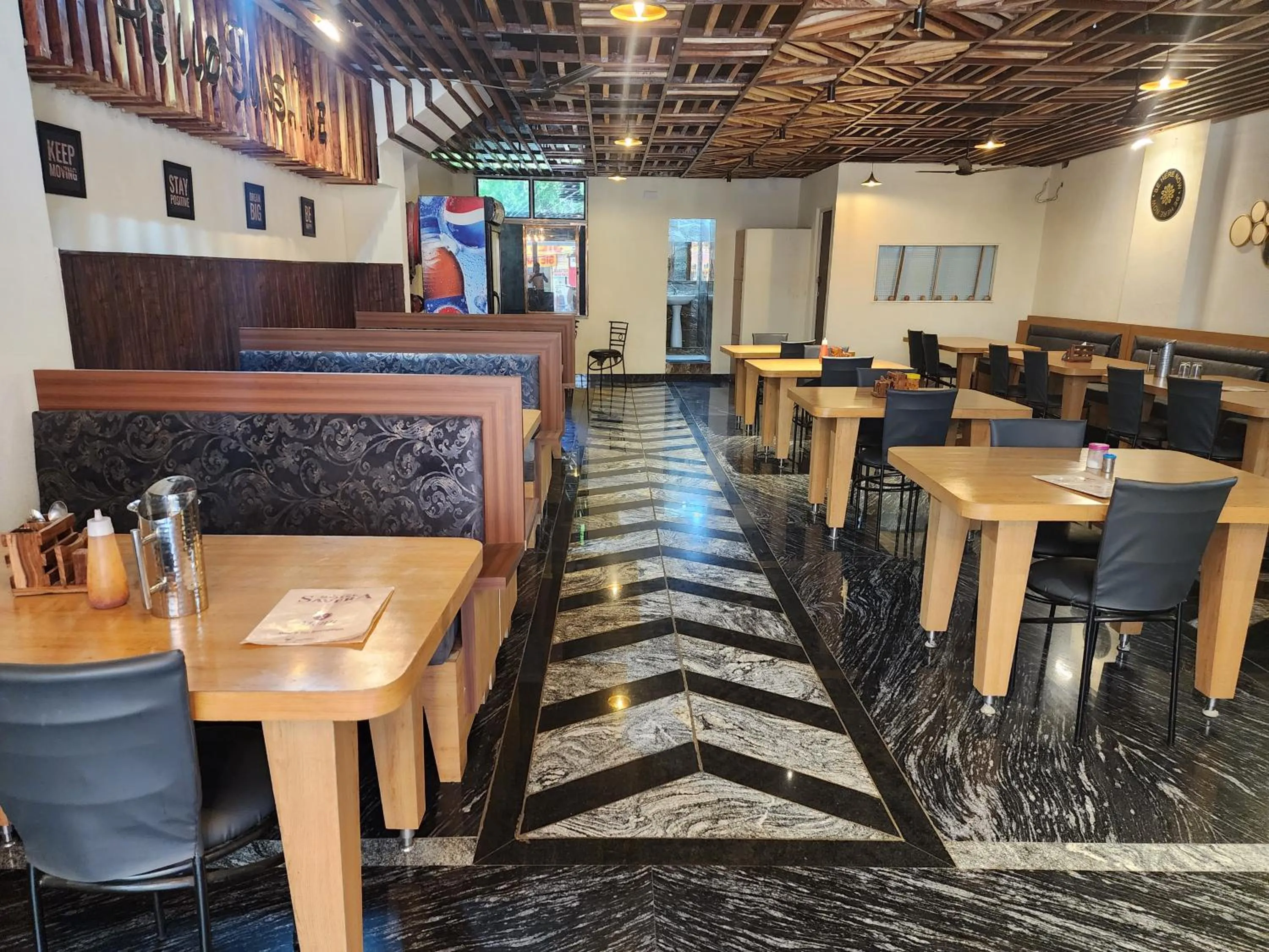 Restaurant/places to eat in Hotel Savera