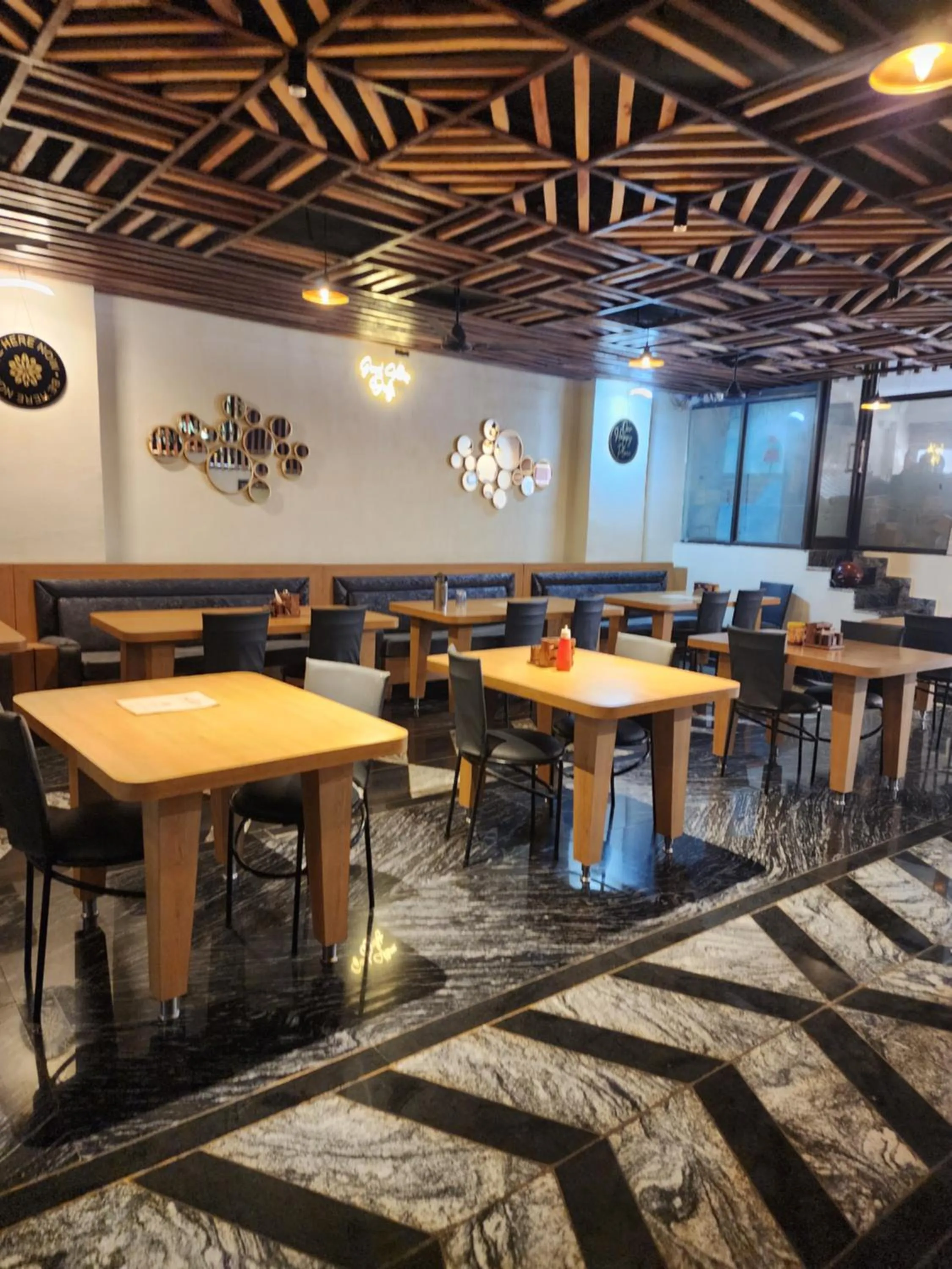 Restaurant/places to eat in Hotel Savera