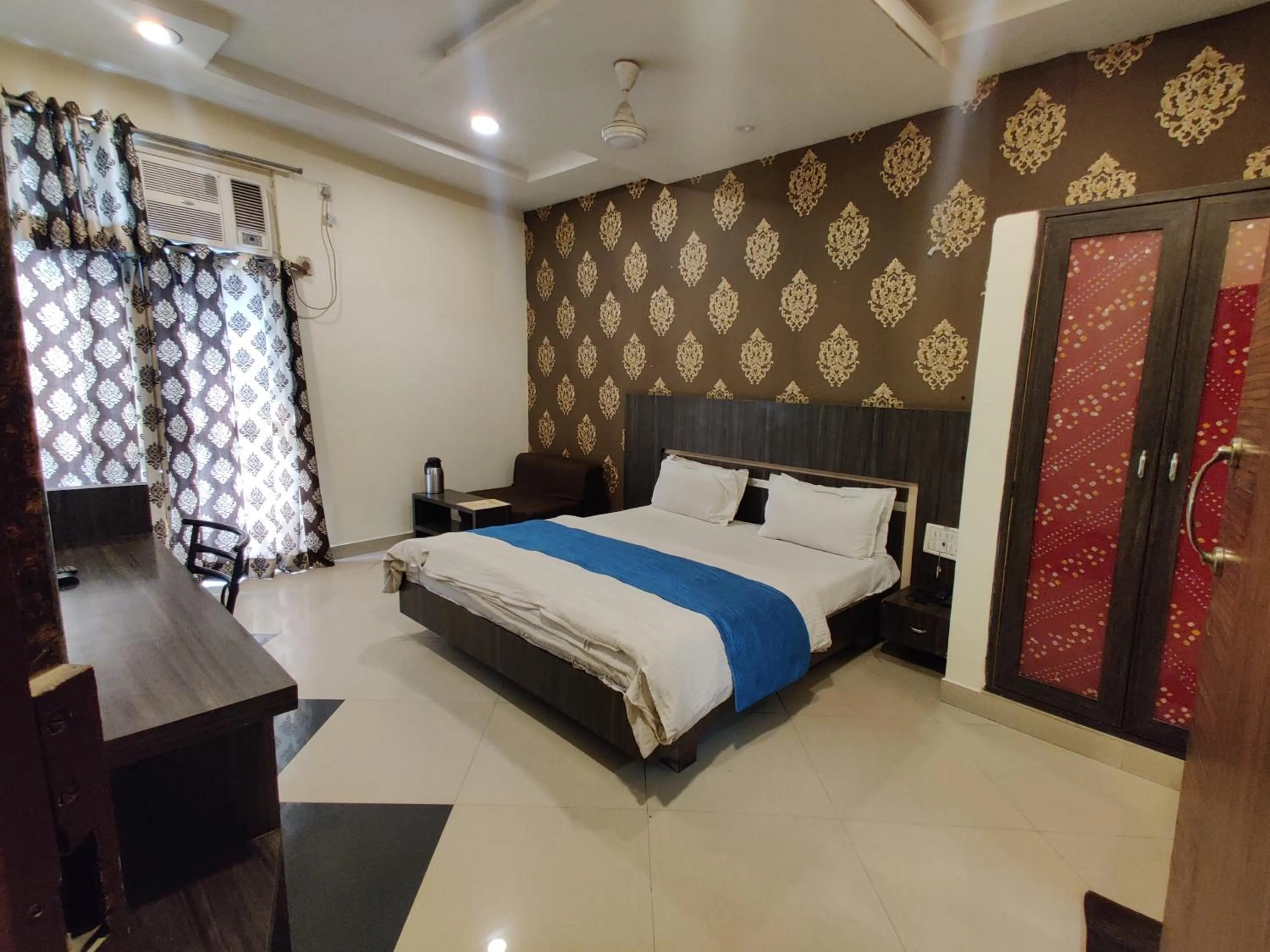 Photo of the whole room, Bed in Hotel Savera