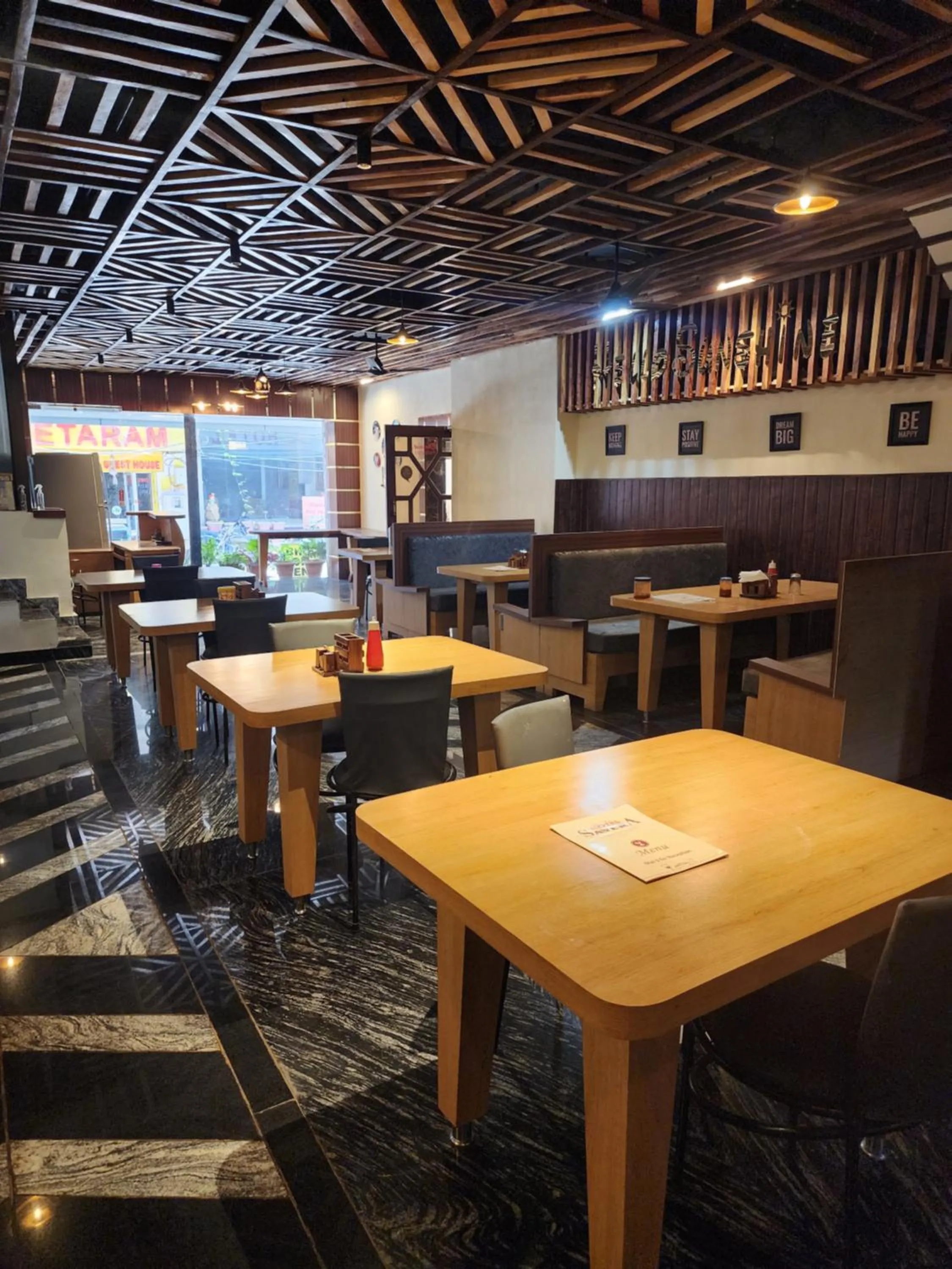 Restaurant/places to eat in Hotel Savera